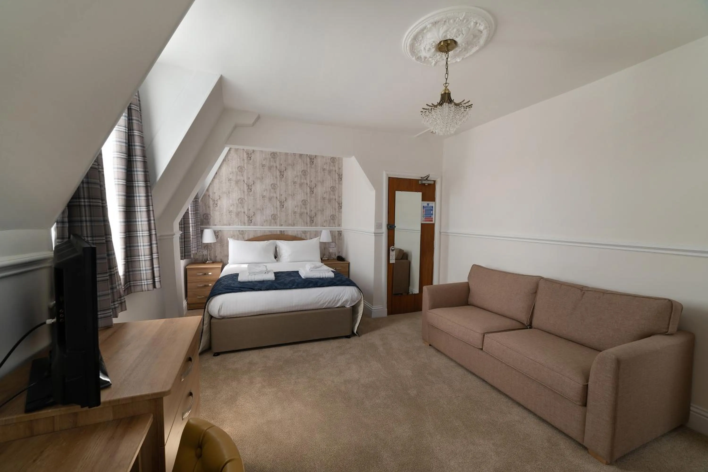 Photo of the whole room, Bed in County Hotel