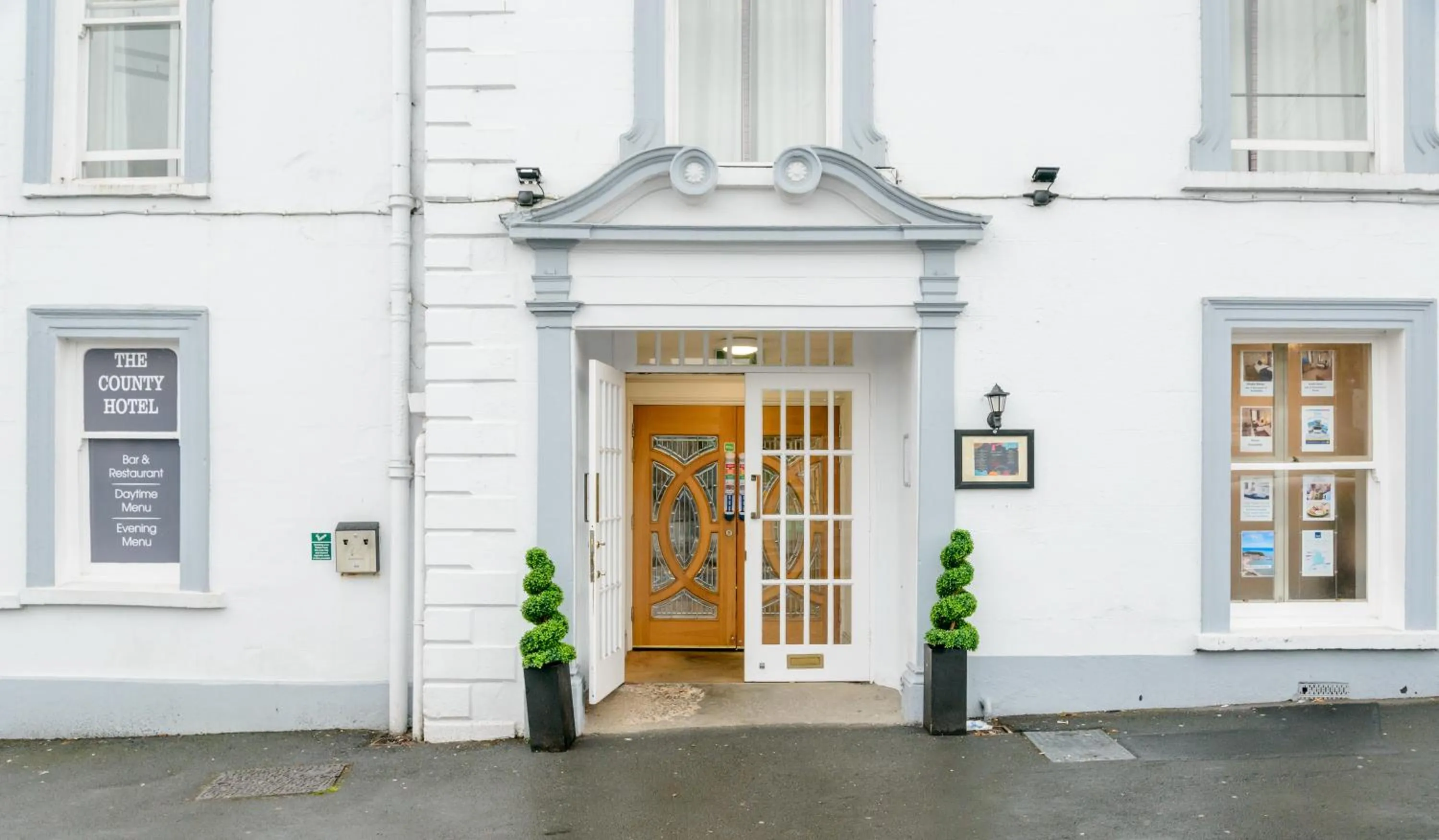 Facade/entrance in County Hotel