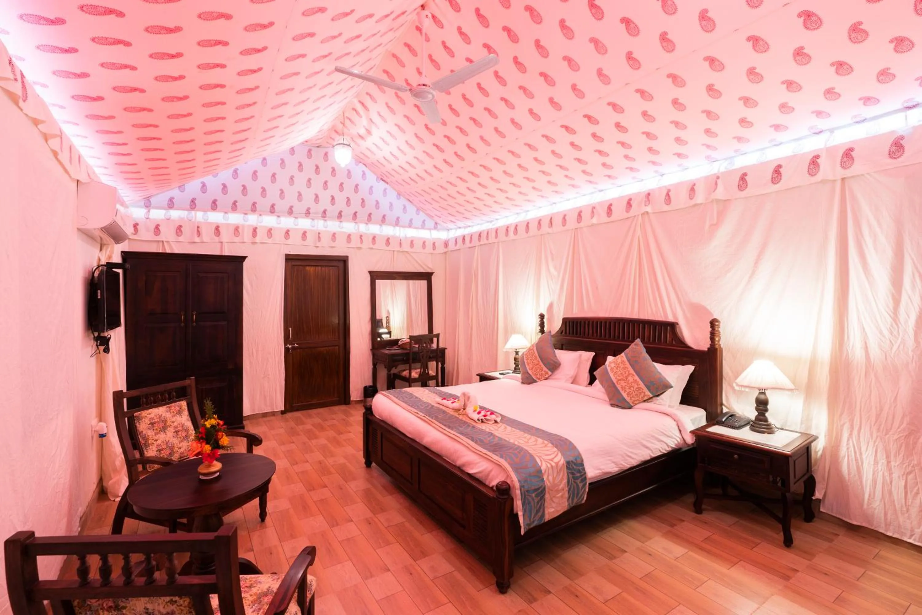 Photo of the whole room, Bed in The Udaibagh