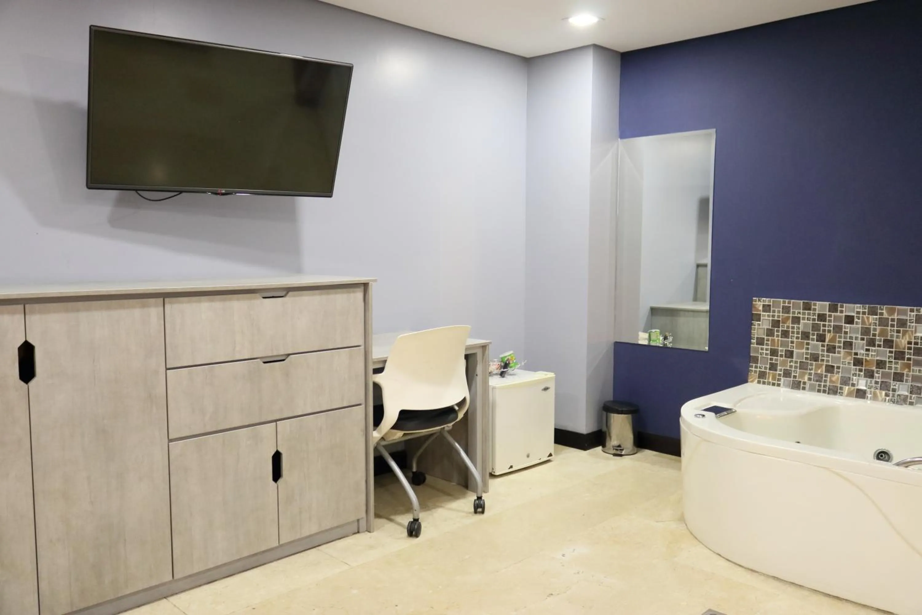 TV and multimedia in Hotel Lleras 10