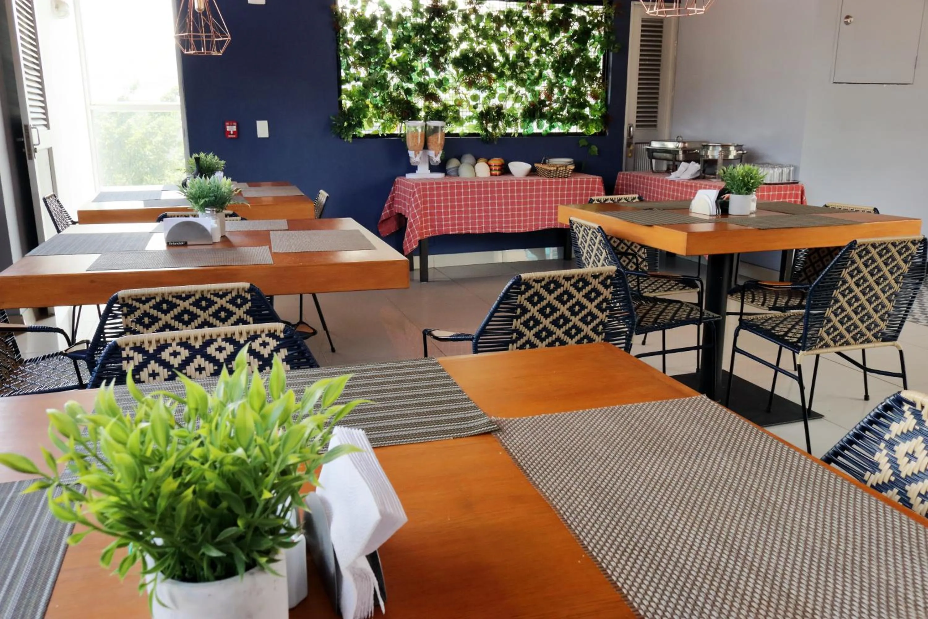 Restaurant/places to eat in Hotel Lleras 10