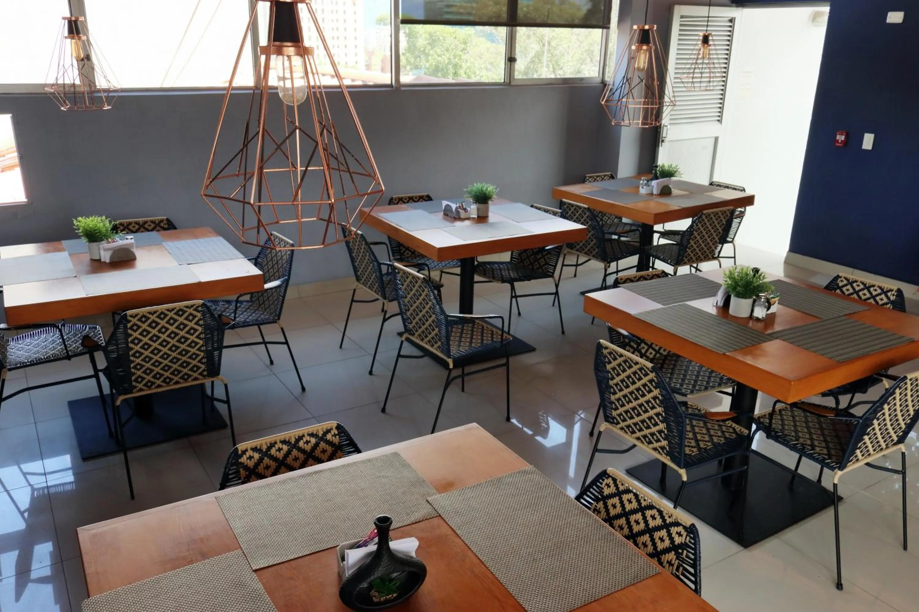 Restaurant/places to eat in Hotel Lleras 10