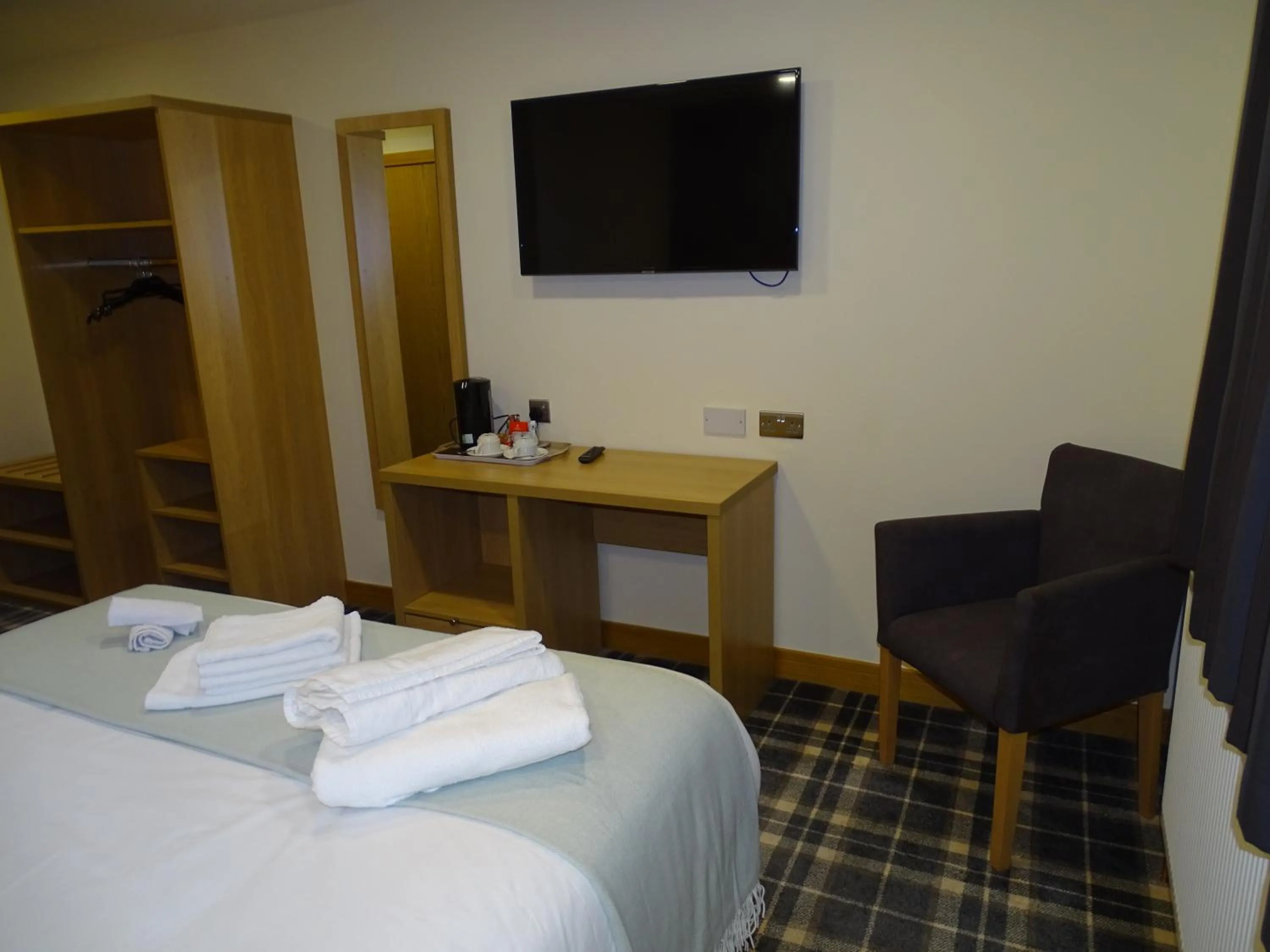 Communal lounge/ TV room, Bed in Oddfellows Hotel