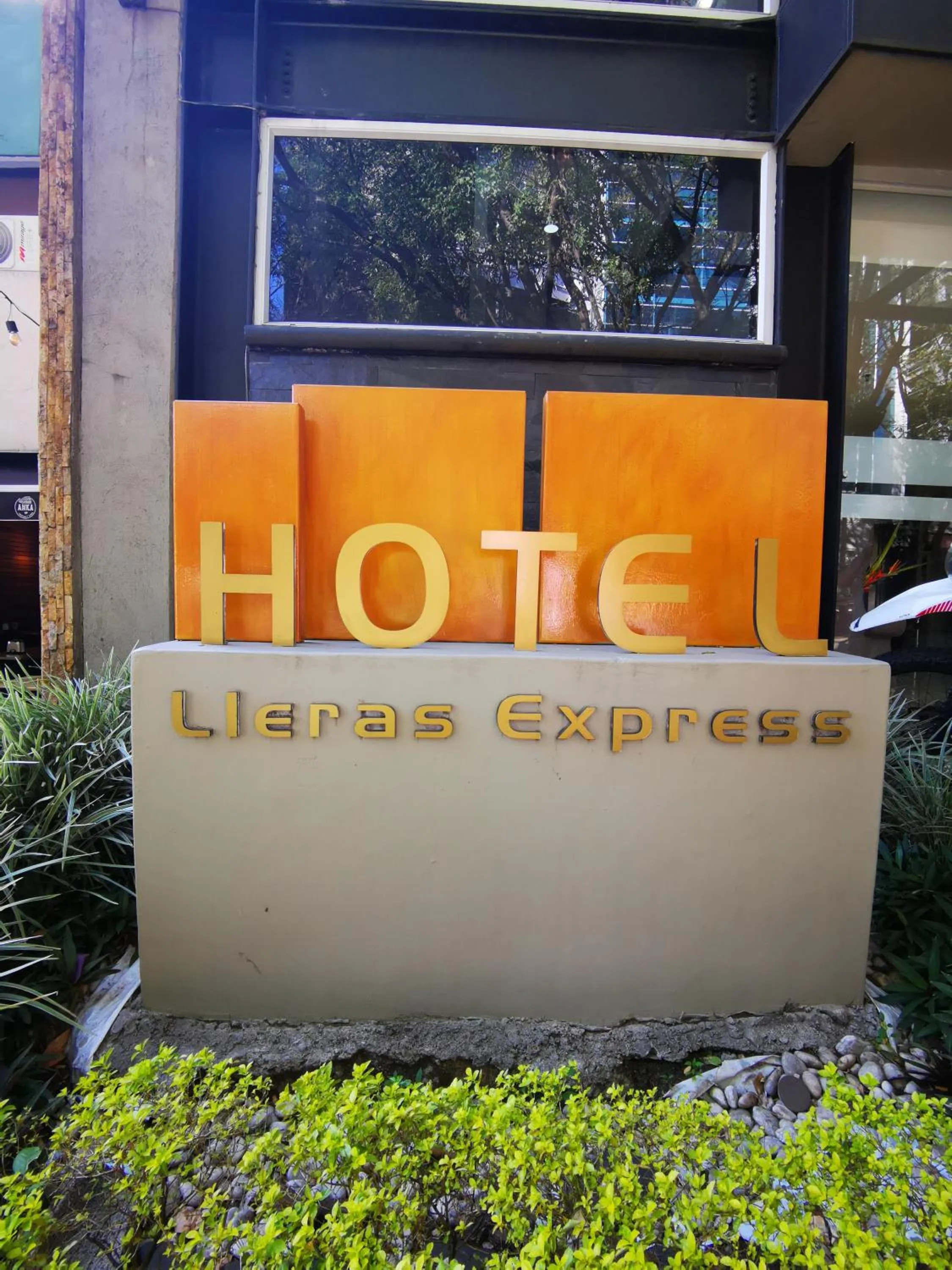 Facade/entrance in Hotel Lleras Express