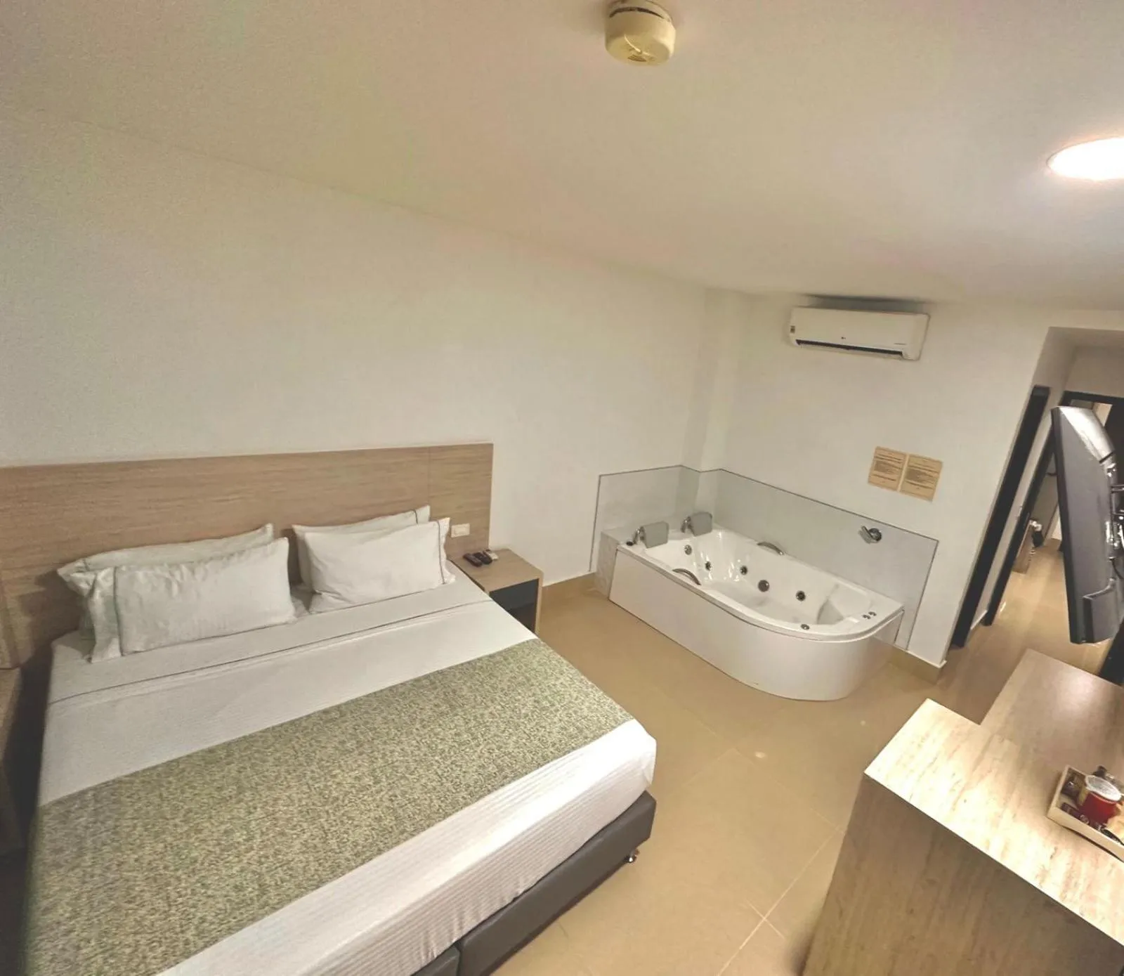 Bed in Hotel Lleras Express