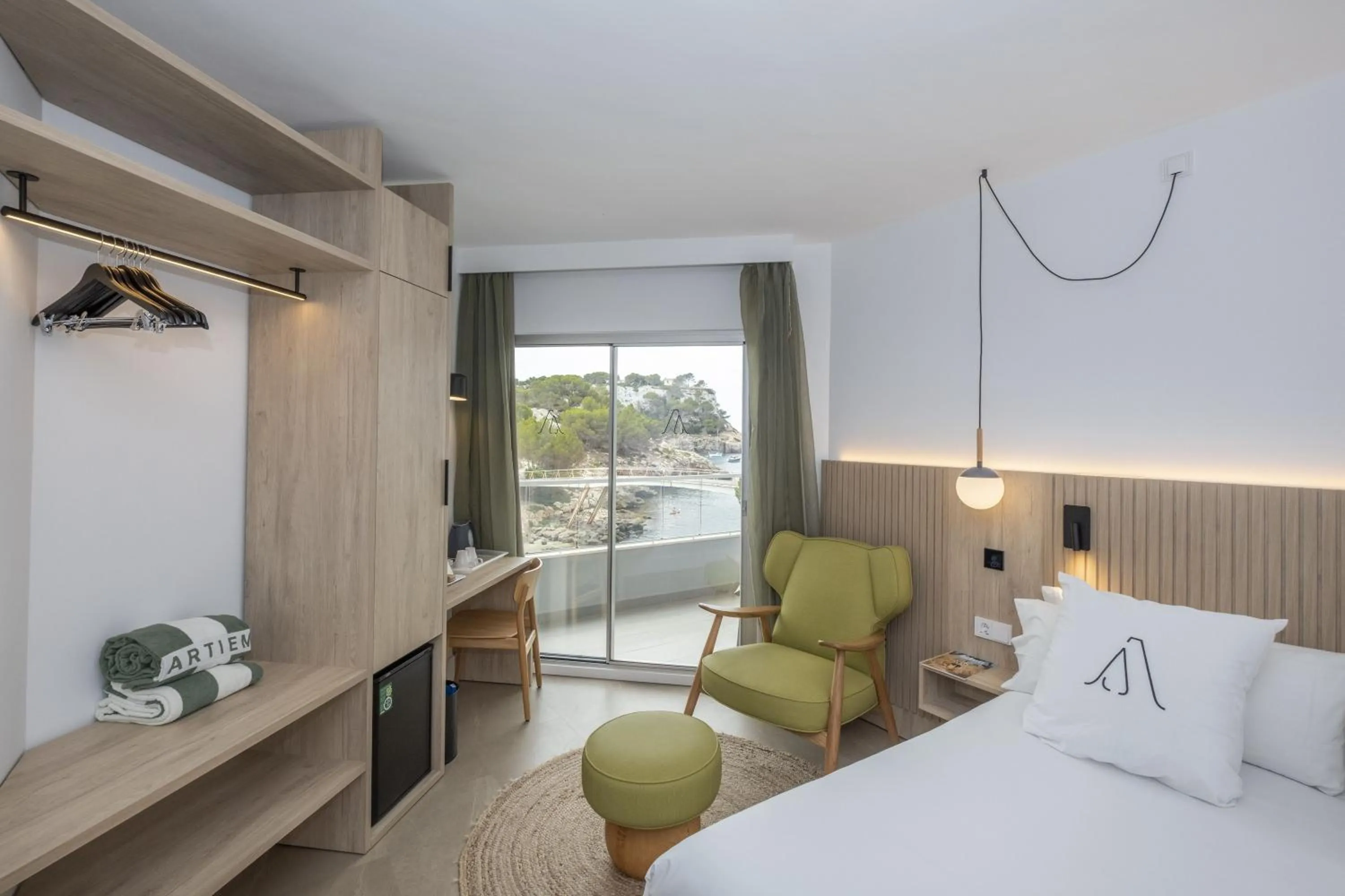 wardrobe, Bed in ARTIEM Audax - Adults Only