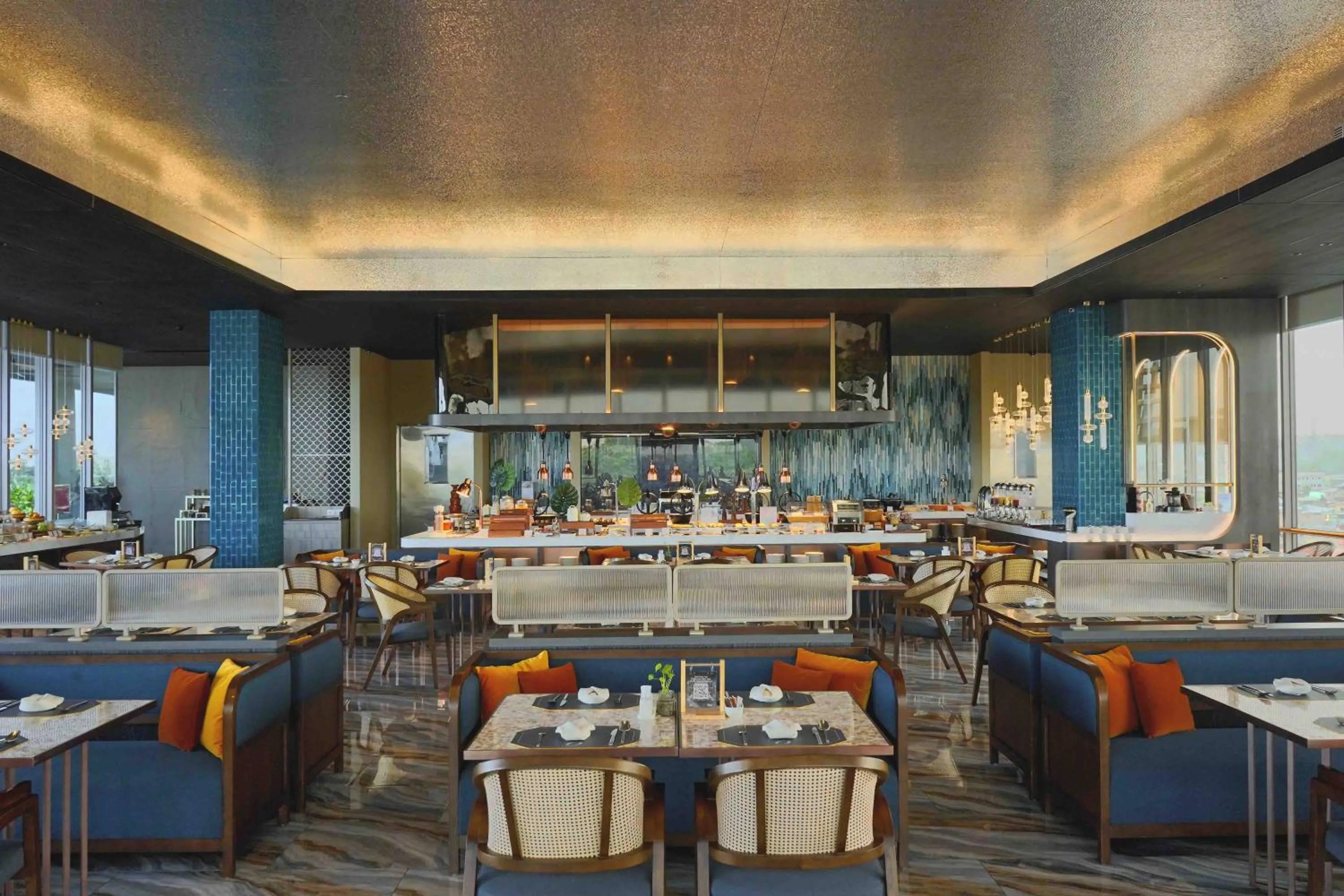 Restaurant/places to eat in Oakwood Hotel & Apartments Grand Batam