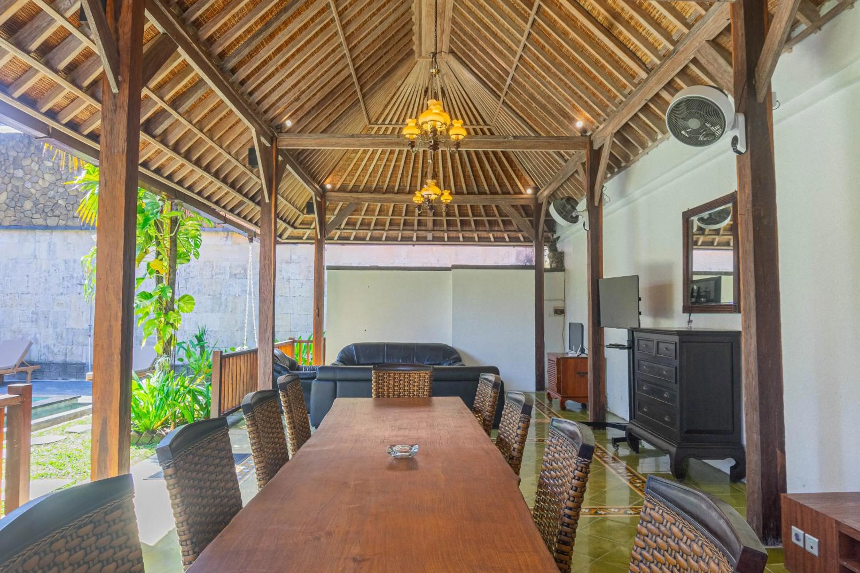 Communal lounge/ TV room in Lavender - Gumicik, Ketewel