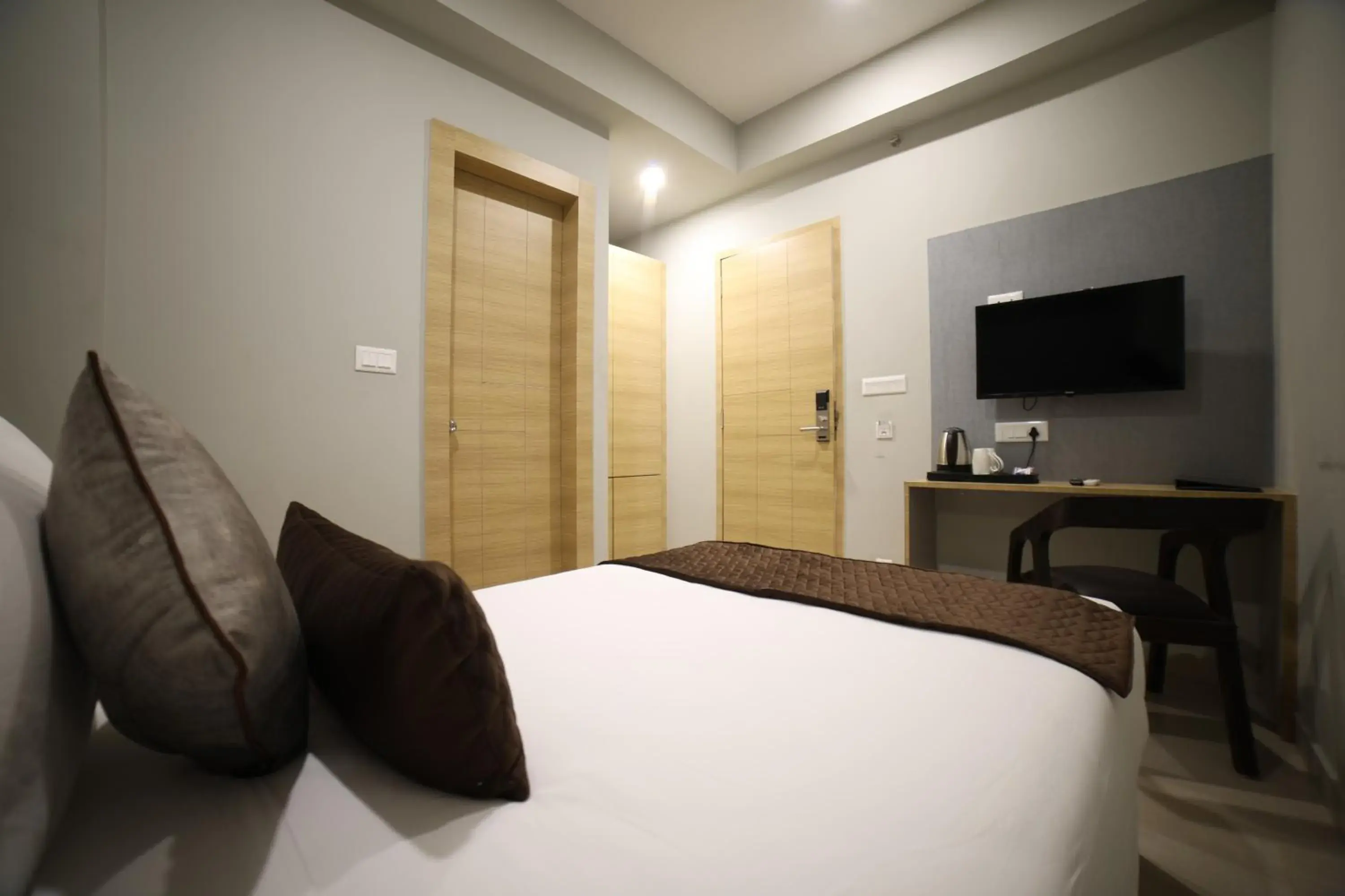 Day Use Room for 6 Hours Only (anytime between 10 am - single occupancy - 6 pm) - Mandatory Checkout by 6 pm -No Night Stay Allowed - Multiple Days Stay Not Allowed in Northin Hotel Day Use Room for 6 Hours Only (anytime between 10 am - single occupancy - 6 pm) - Mandatory Checkout by 6 pm -No Night Stay Allowed - Multiple Days Stay Not Allowed in Northin Hotel