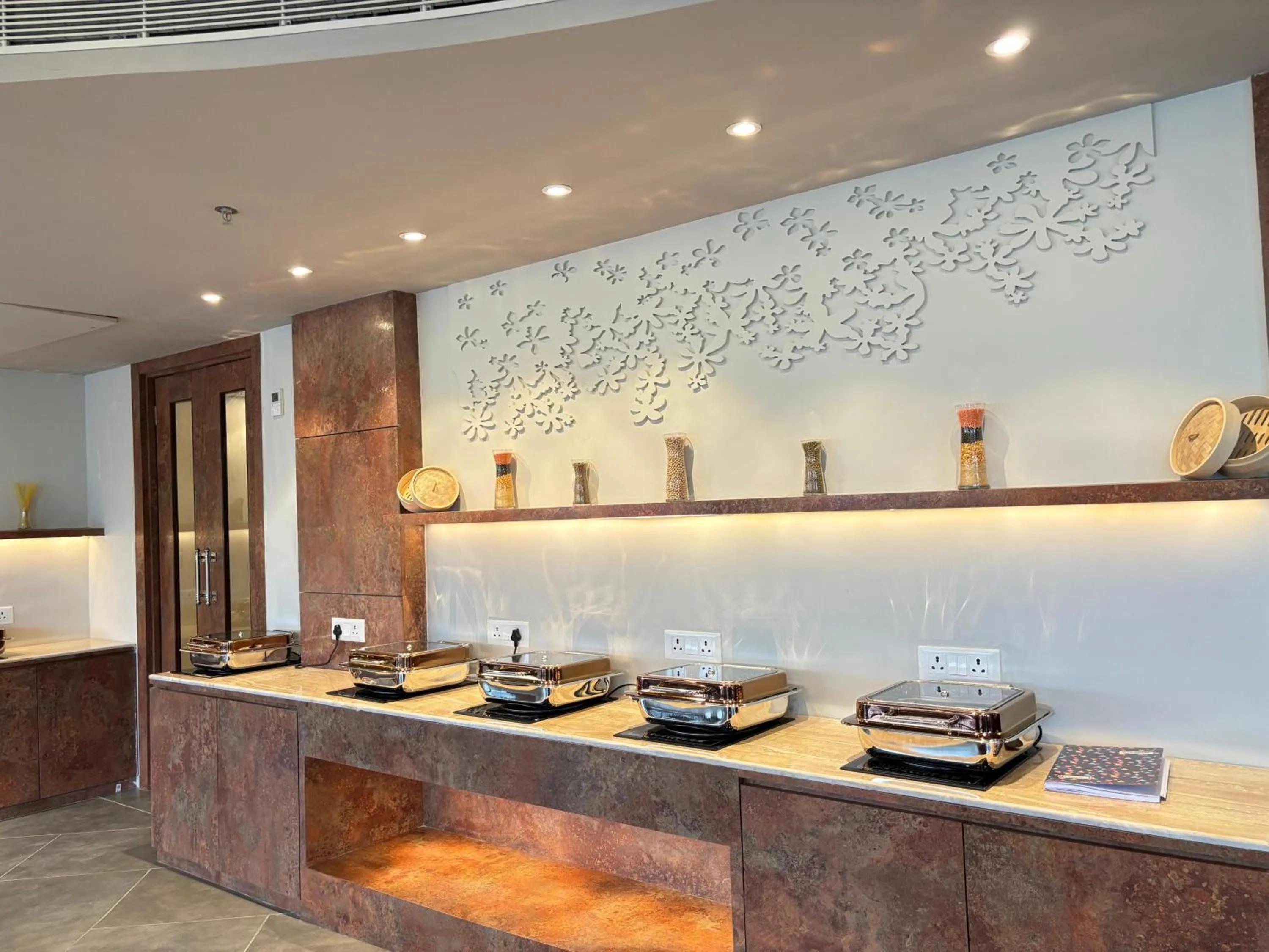 Restaurant/places to eat in NORTHIN Hotel Kolkata Airport