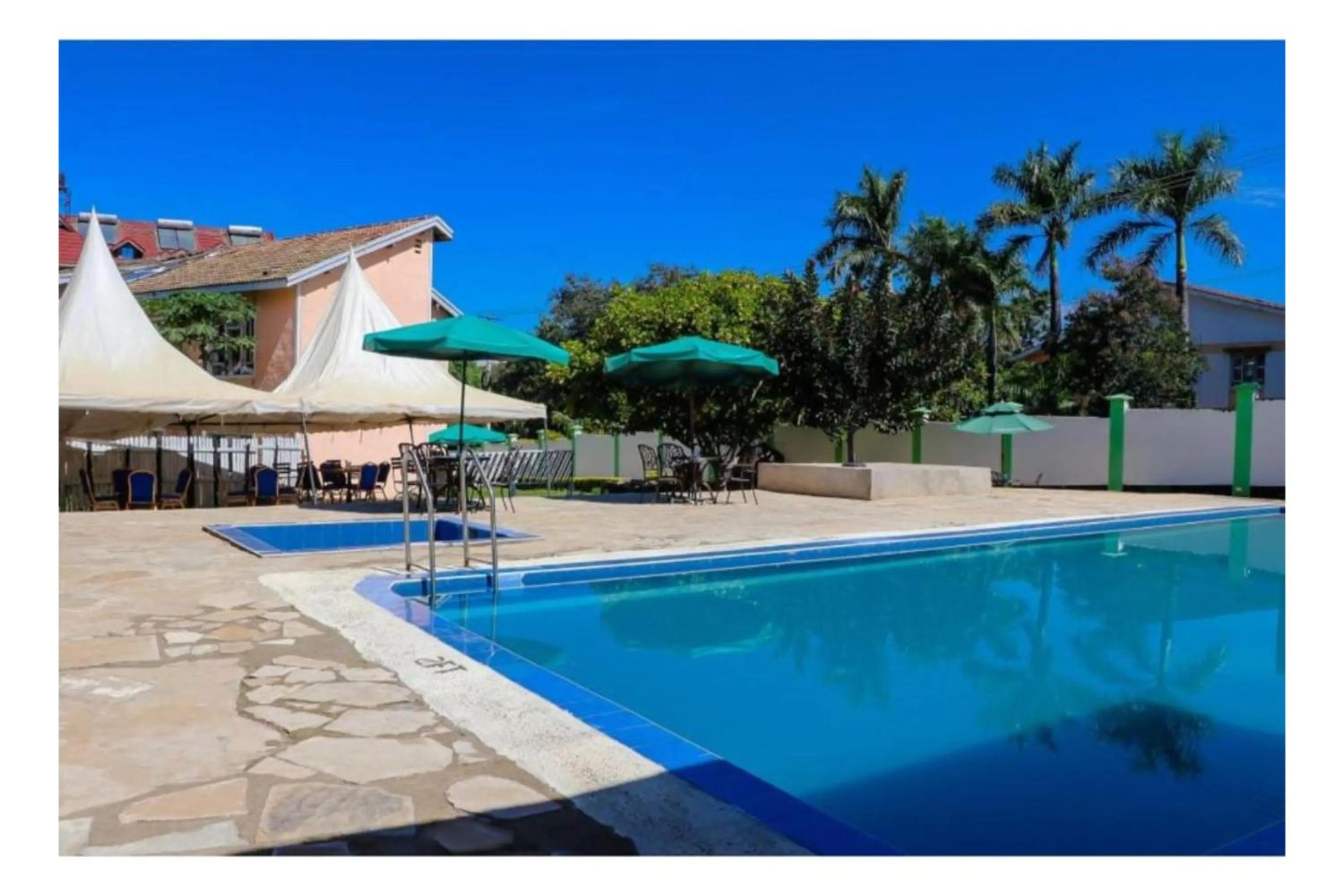 Swimming pool in Parkview Safari Hotel & Apartments