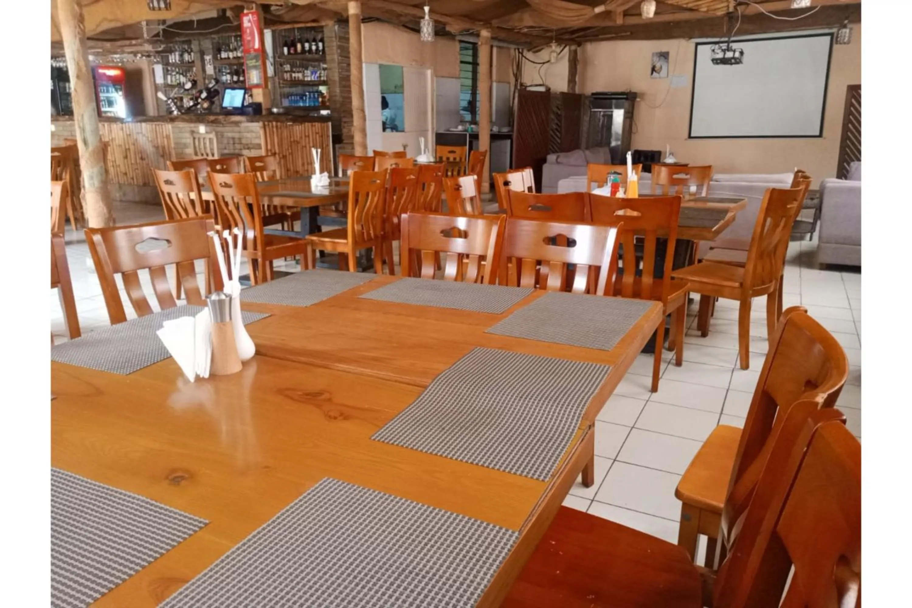 Restaurant/places to eat in Parkview Safari Hotel & Apartments