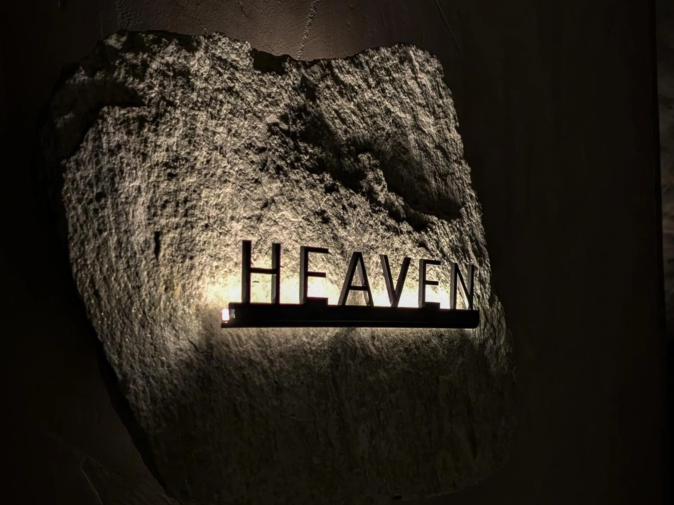 Text overlay in Mohe Boutique Hotel