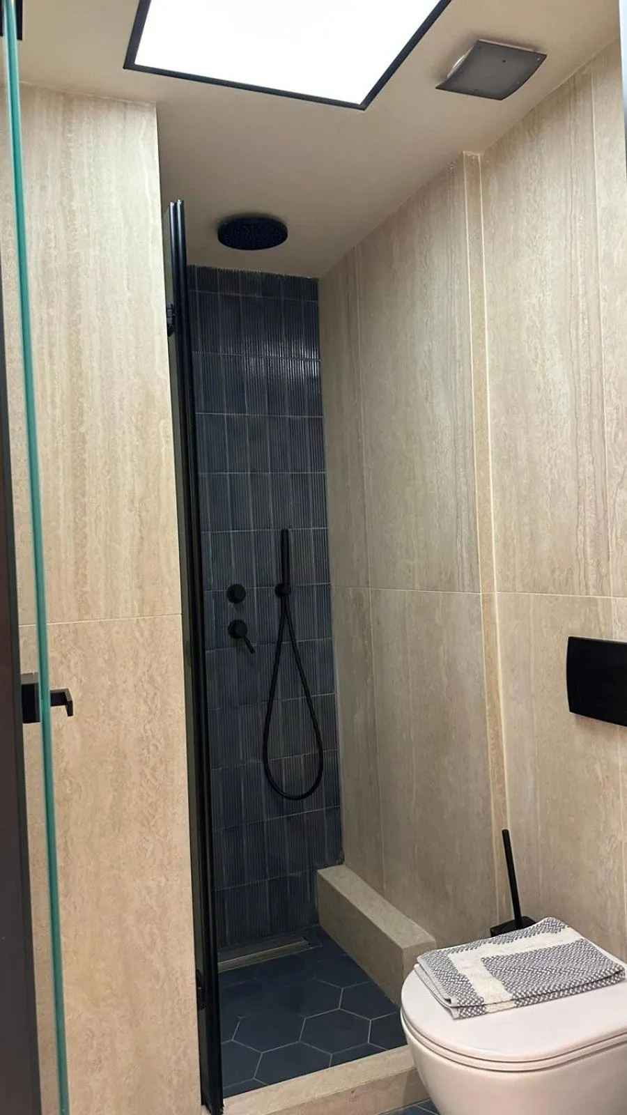 Shower in Anemos