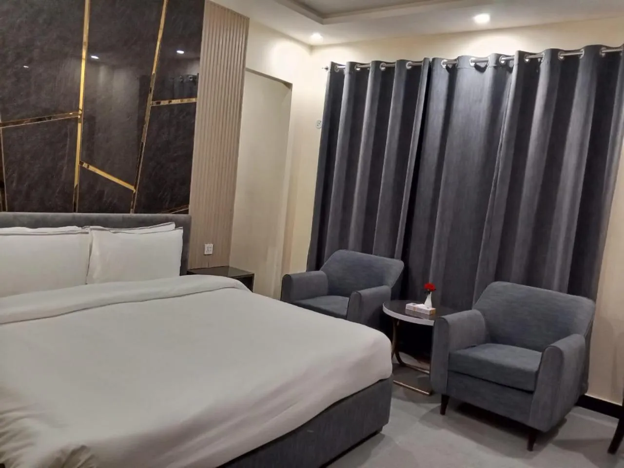 Bed in Legend Hotel Kalam