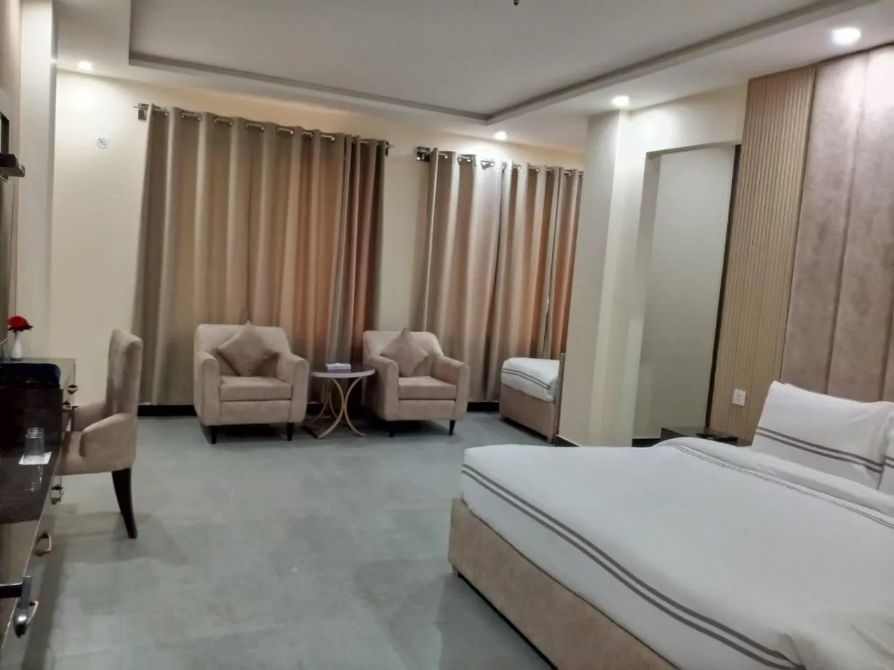 Bed in Legend Hotel Kalam