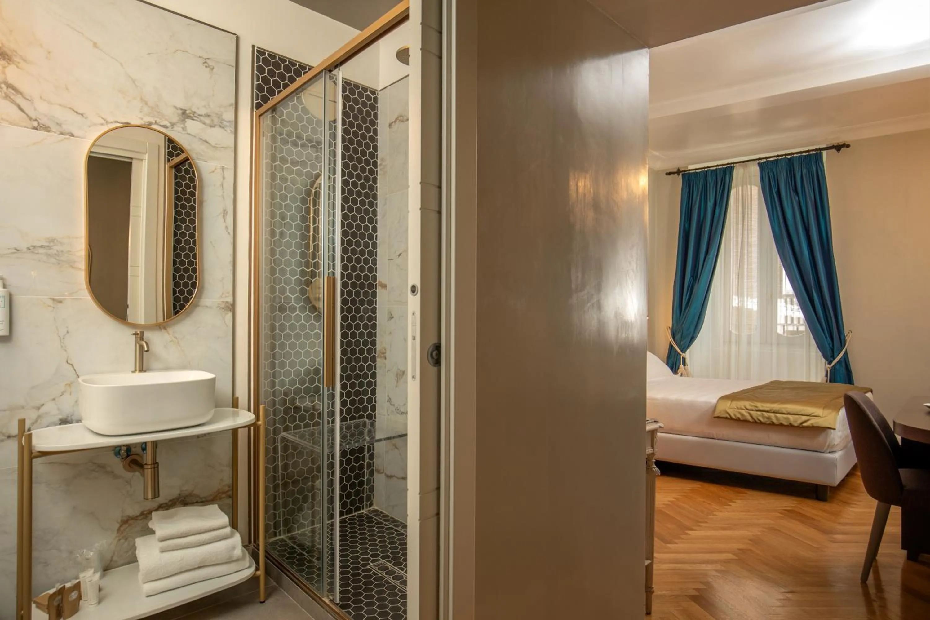 Shower, Bed in Hotel Mozart