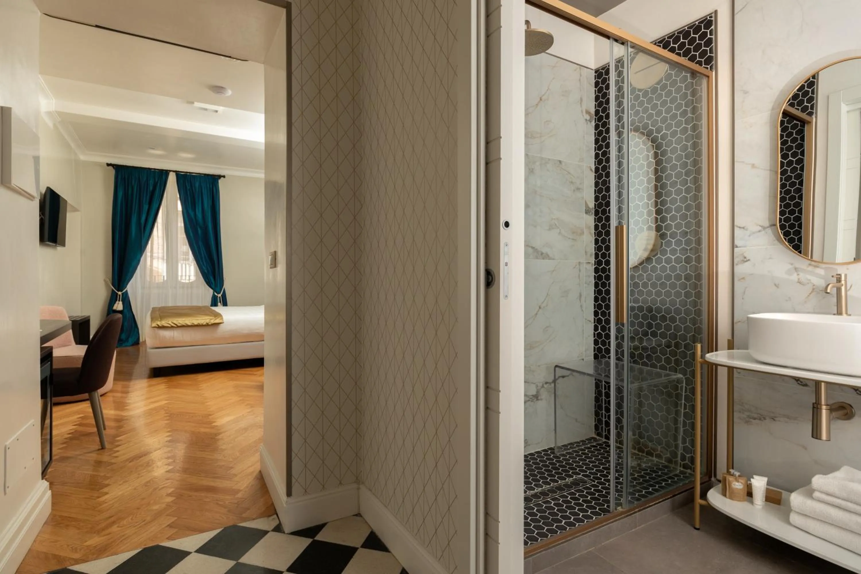 Shower, Bed in Hotel Mozart