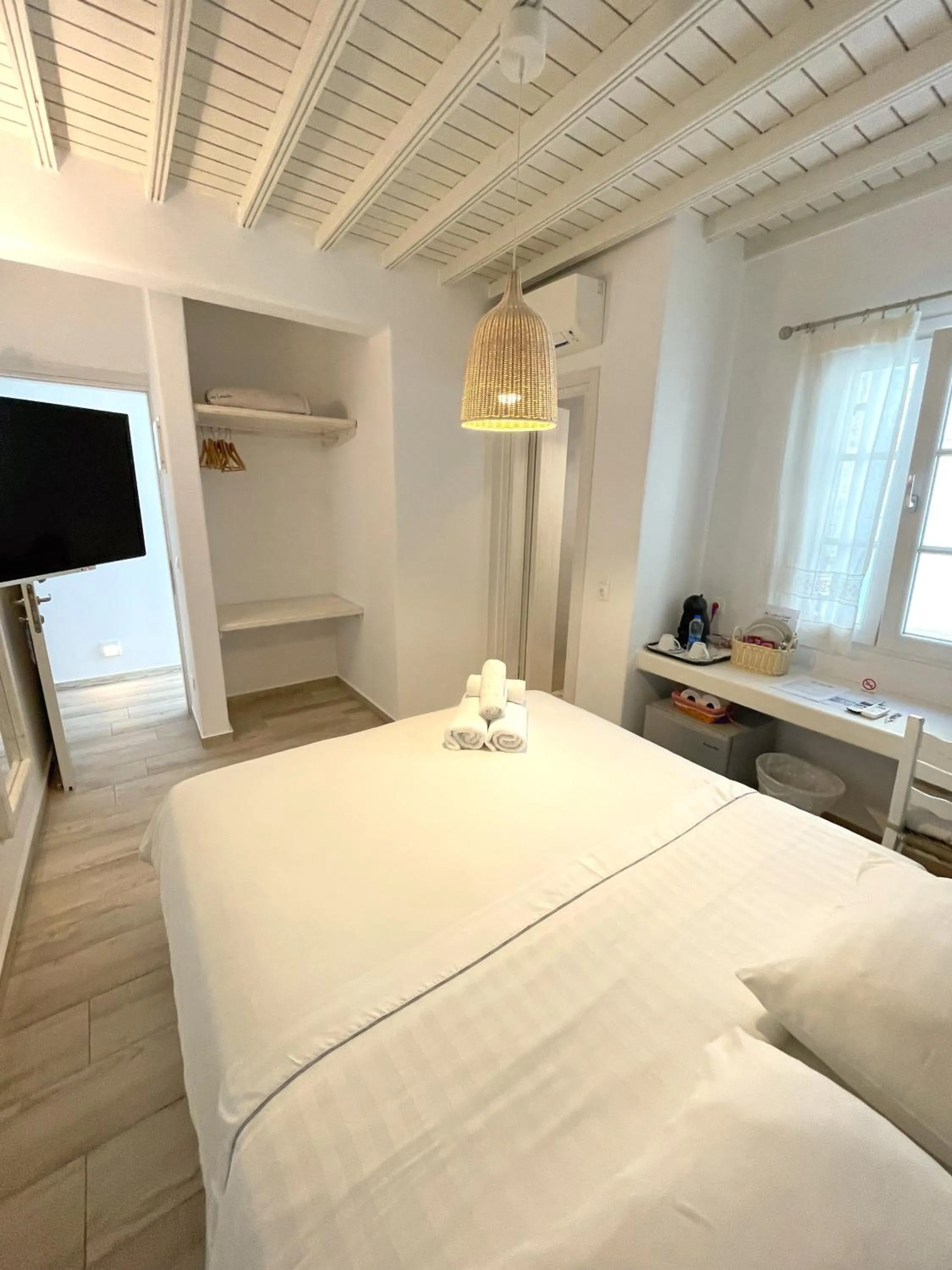 Photo of the whole room, Bed in Lefteris