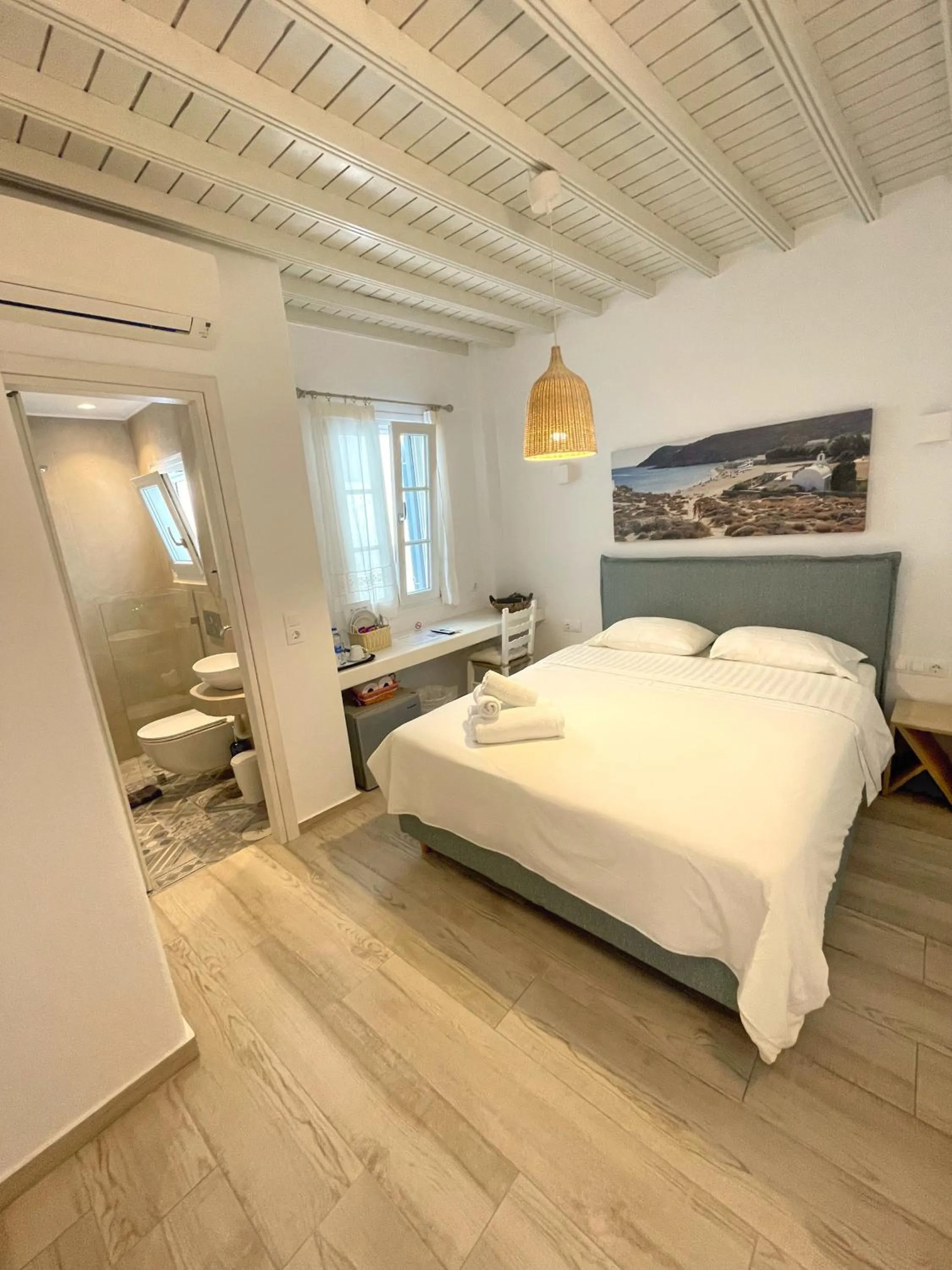 Bathroom, Bed in Lefteris