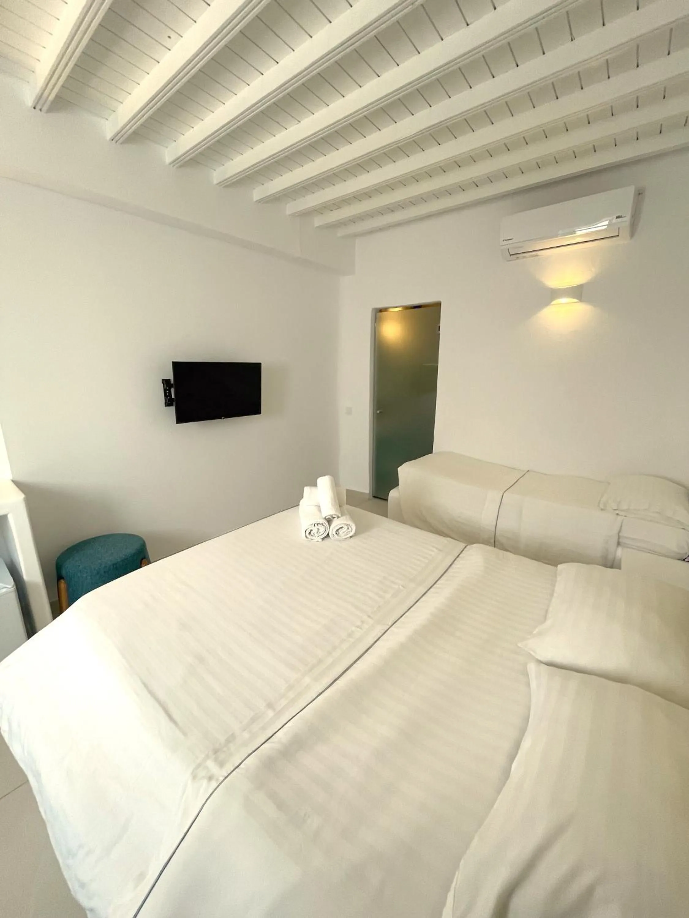 Photo of the whole room, Bed in Lefteris