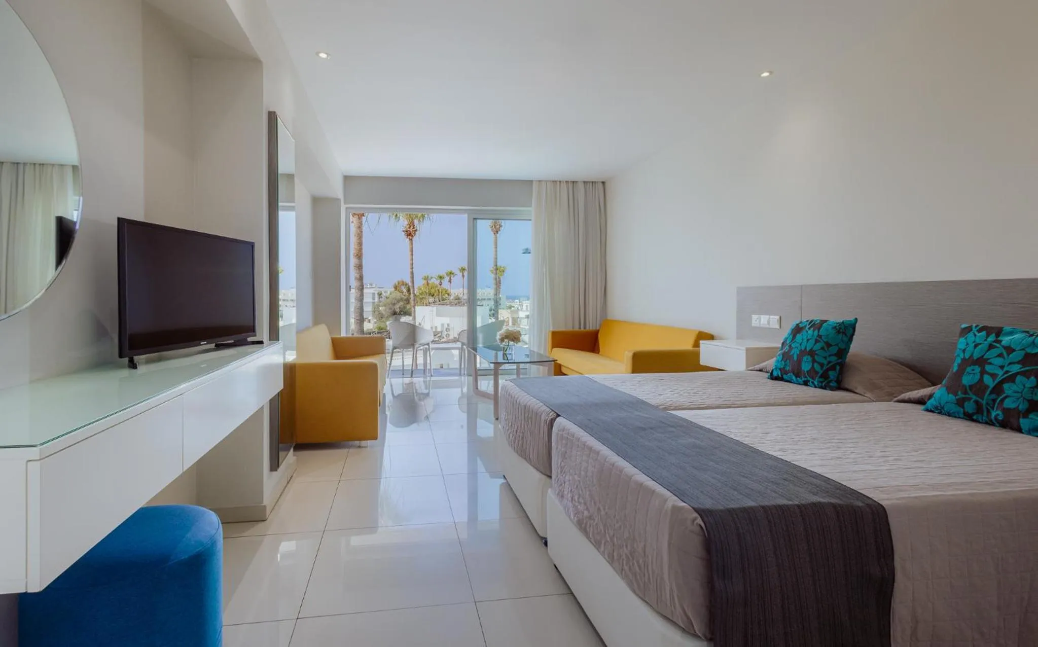 Photo of the whole room, Bed in River Rock Hotel