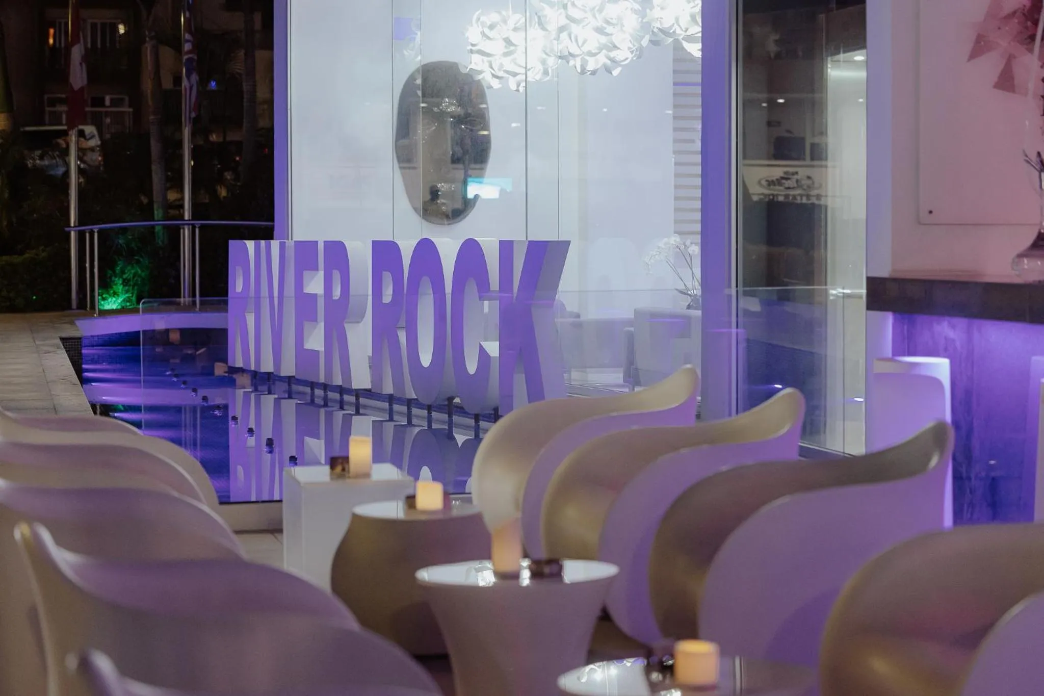 Lounge or bar in River Rock Hotel