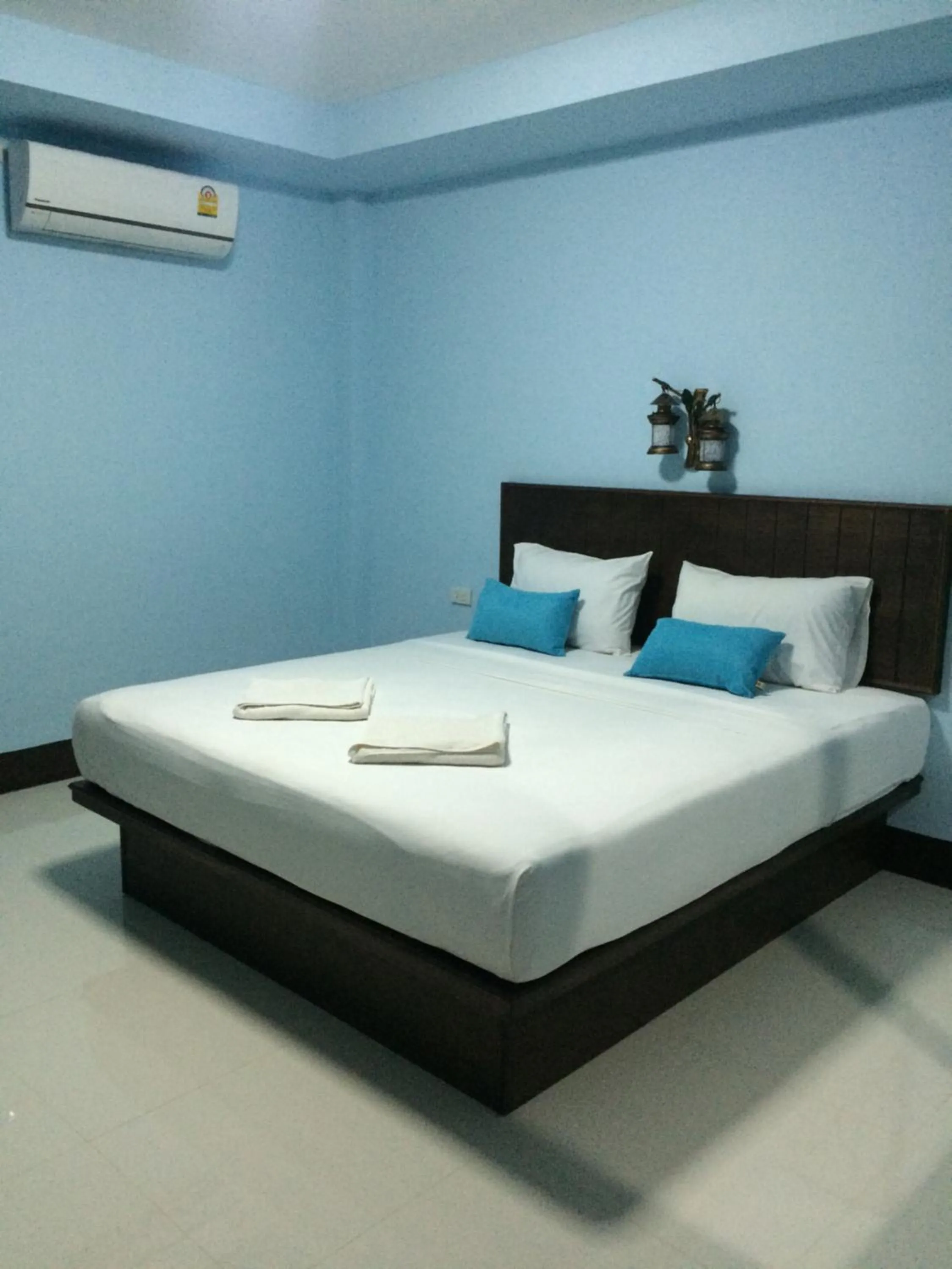 Photo of the whole room, Bed in Zam Zam House