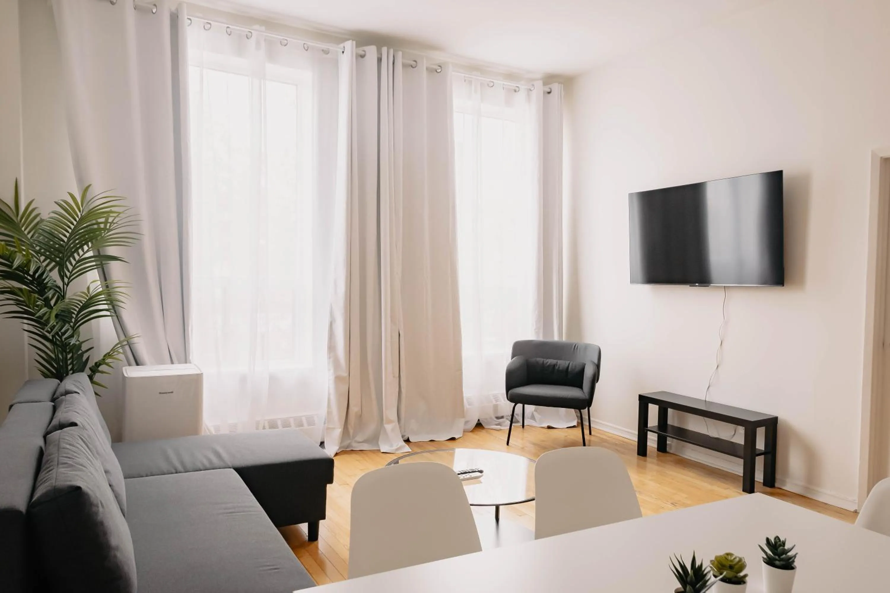 TV and multimedia in Lum The Queen