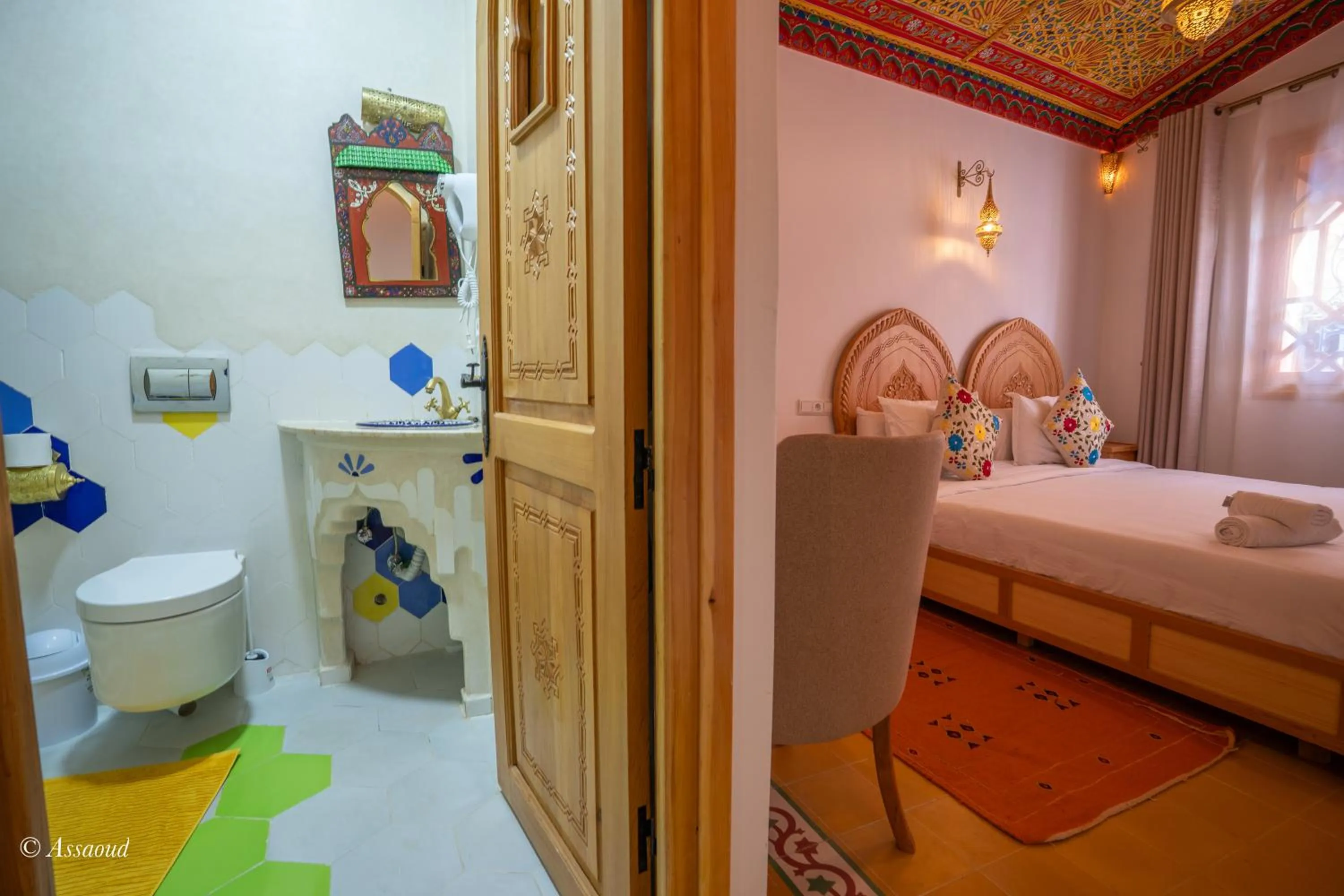 Toilet, Bed in Riad ALHAMBRA
