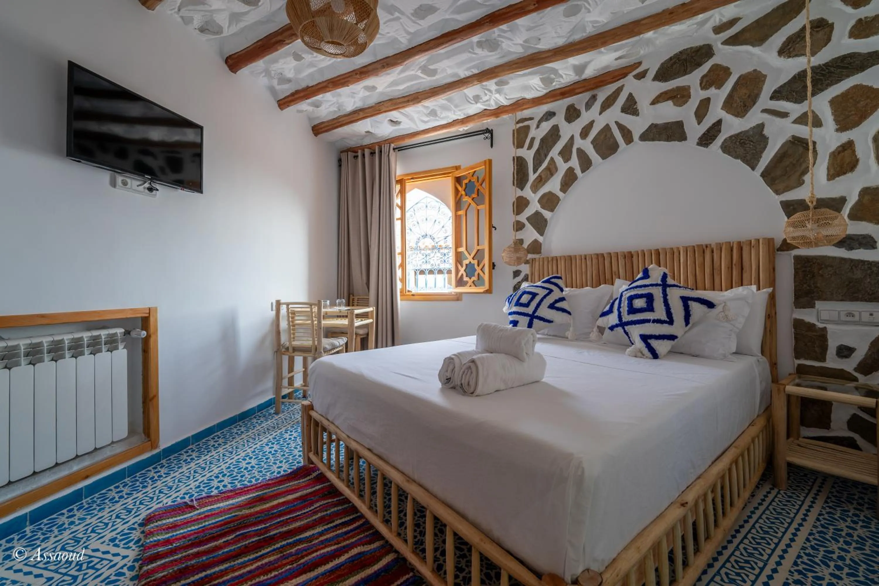 Communal lounge/ TV room, Bed in Riad ALHAMBRA