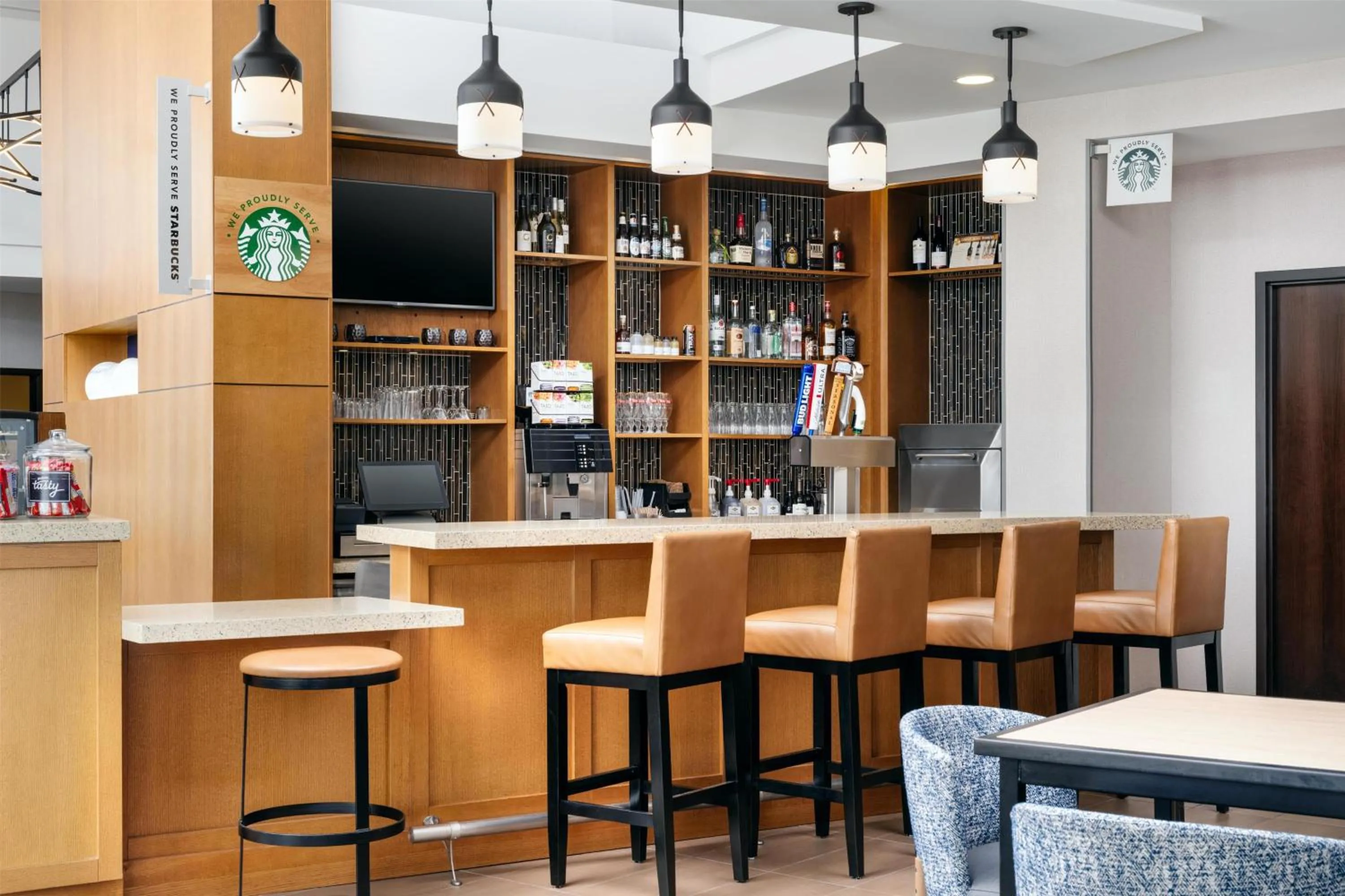 Lounge or bar in Hyatt Place Canton