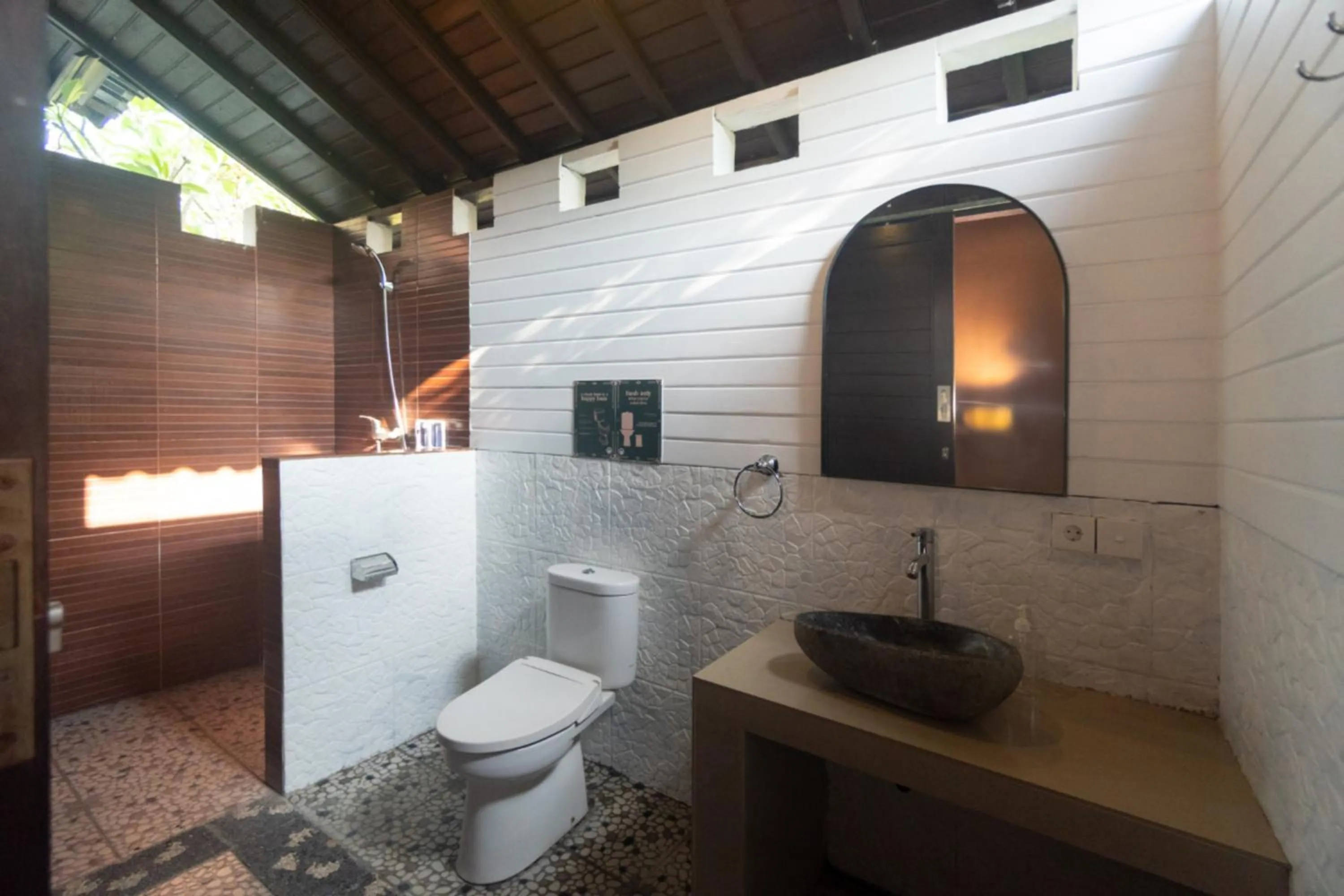 Bathroom in Mad Monkey Nusa Lembongan
