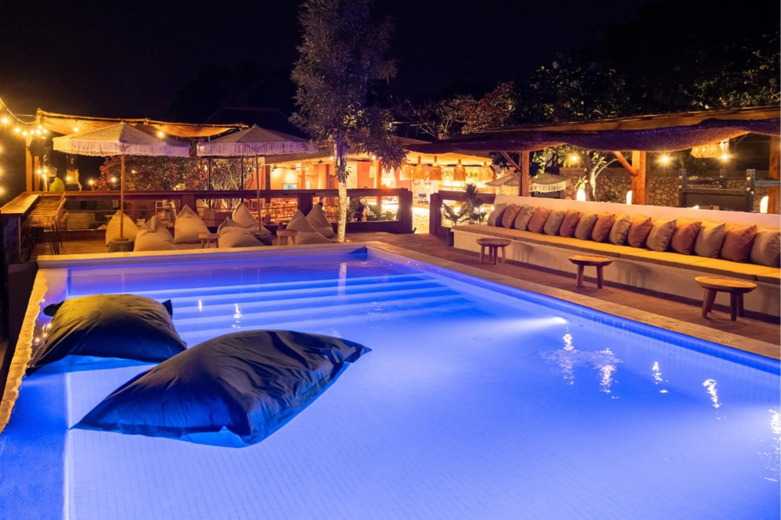 Swimming pool in Mad Monkey Nusa Lembongan