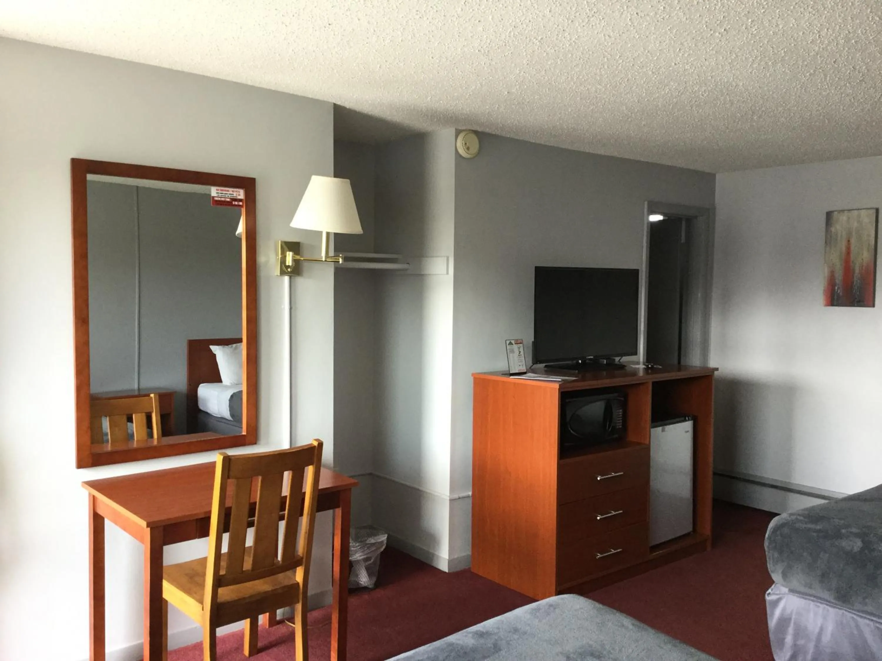 Living room, Bed in Swiss Cottage Inn