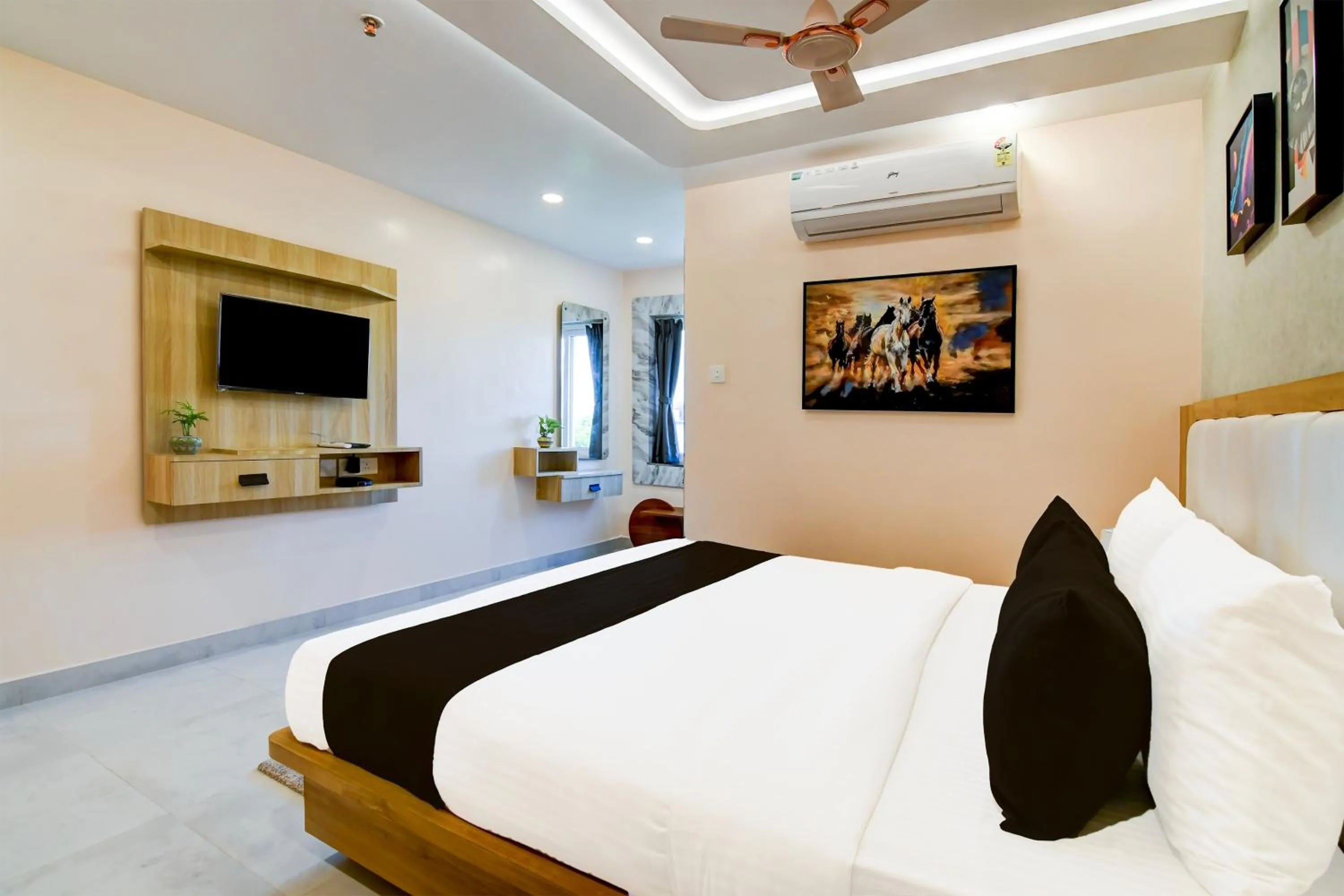 Bedroom, Bed in Super Townhouse Oak Sayhallo Sincity