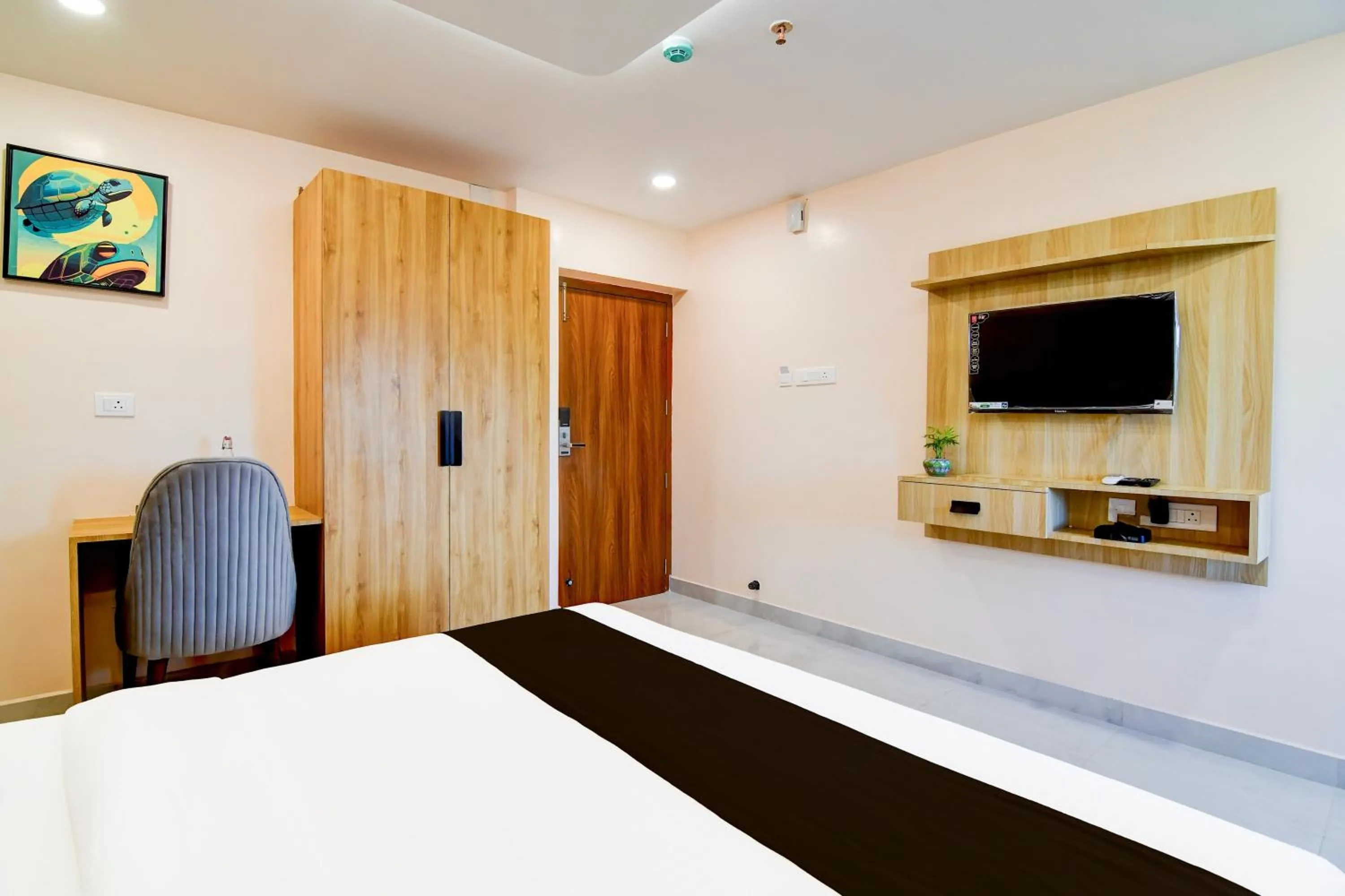 Bedroom, Bed in Super Townhouse Oak Sayhallo Sincity