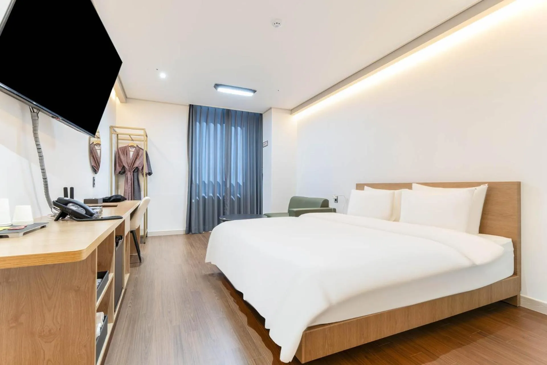 Bedroom, Bed in Hotel Deokyeong