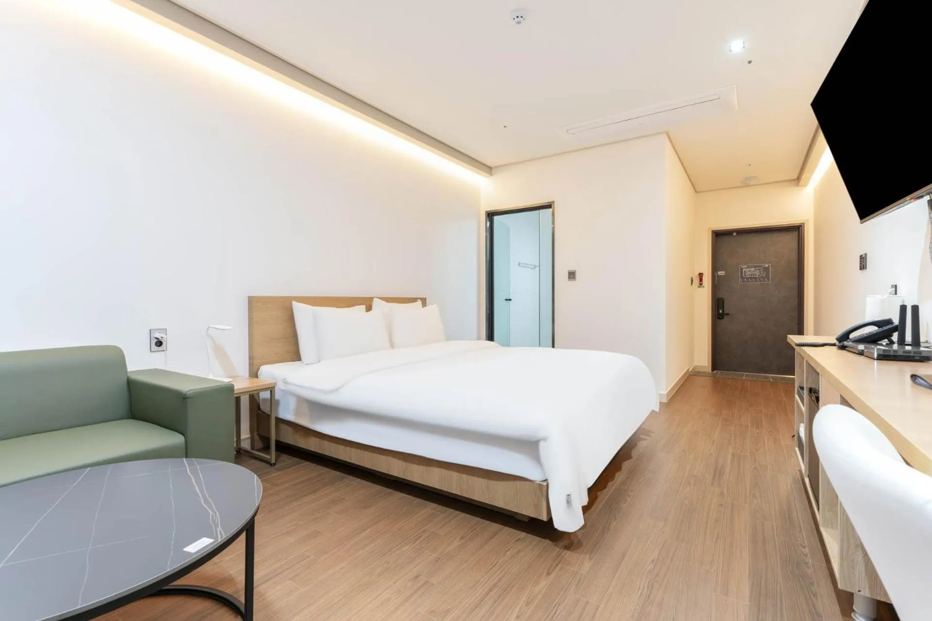 Bedroom, Bed in Hotel Deokyeong