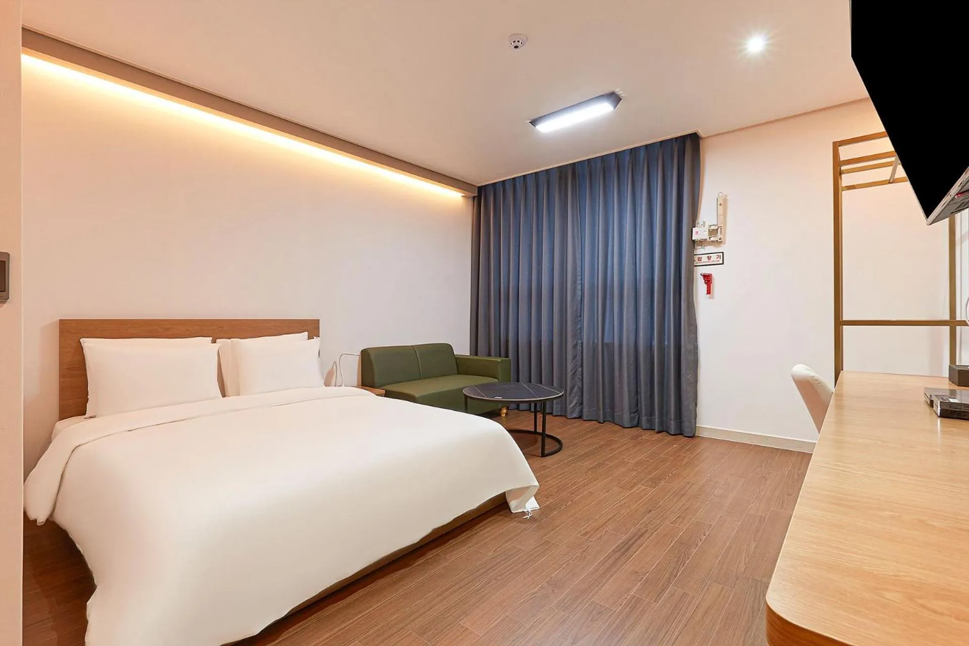 Bed in Hotel Deokyeong