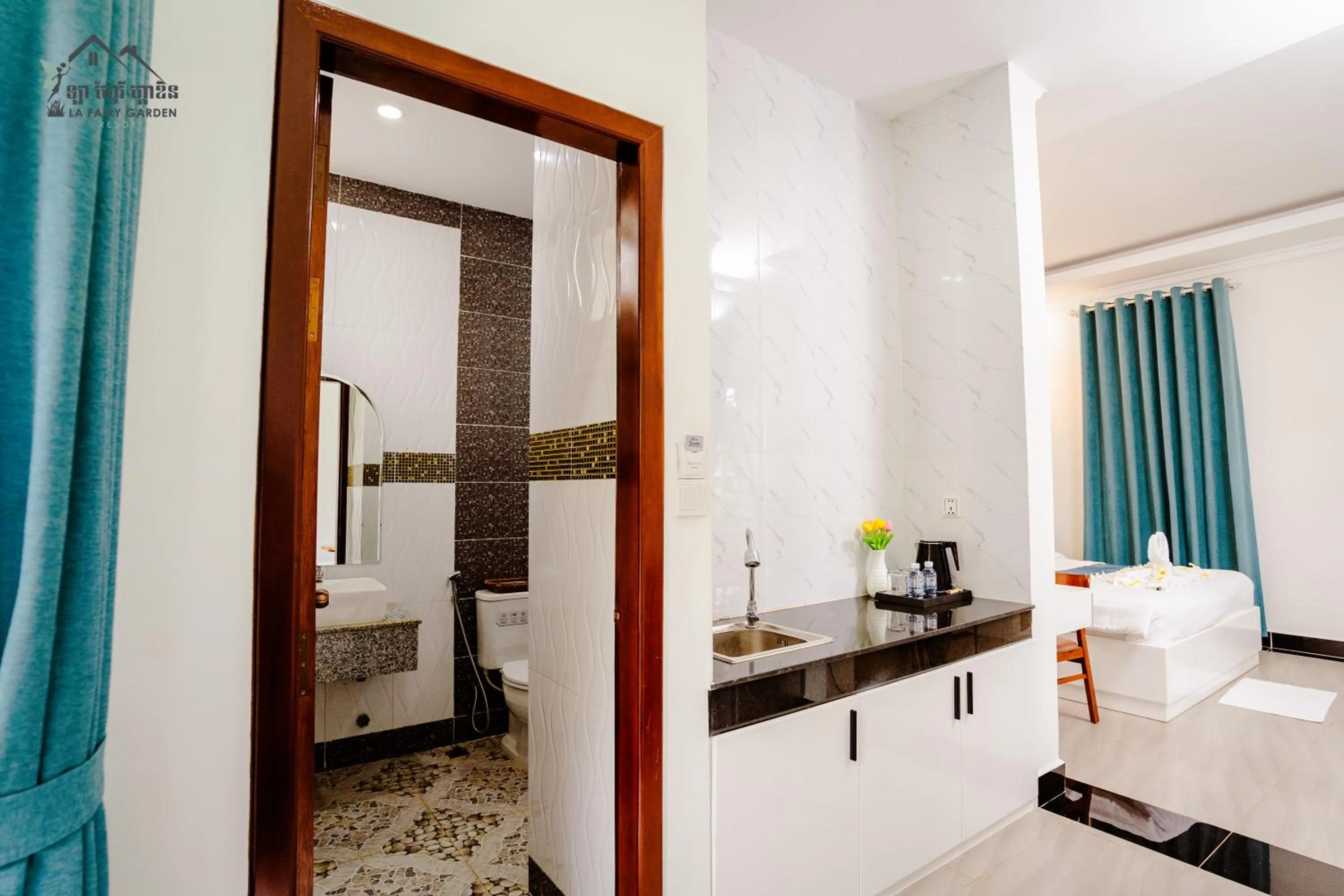 Bathroom, Bed in La Fairy Garden Resort