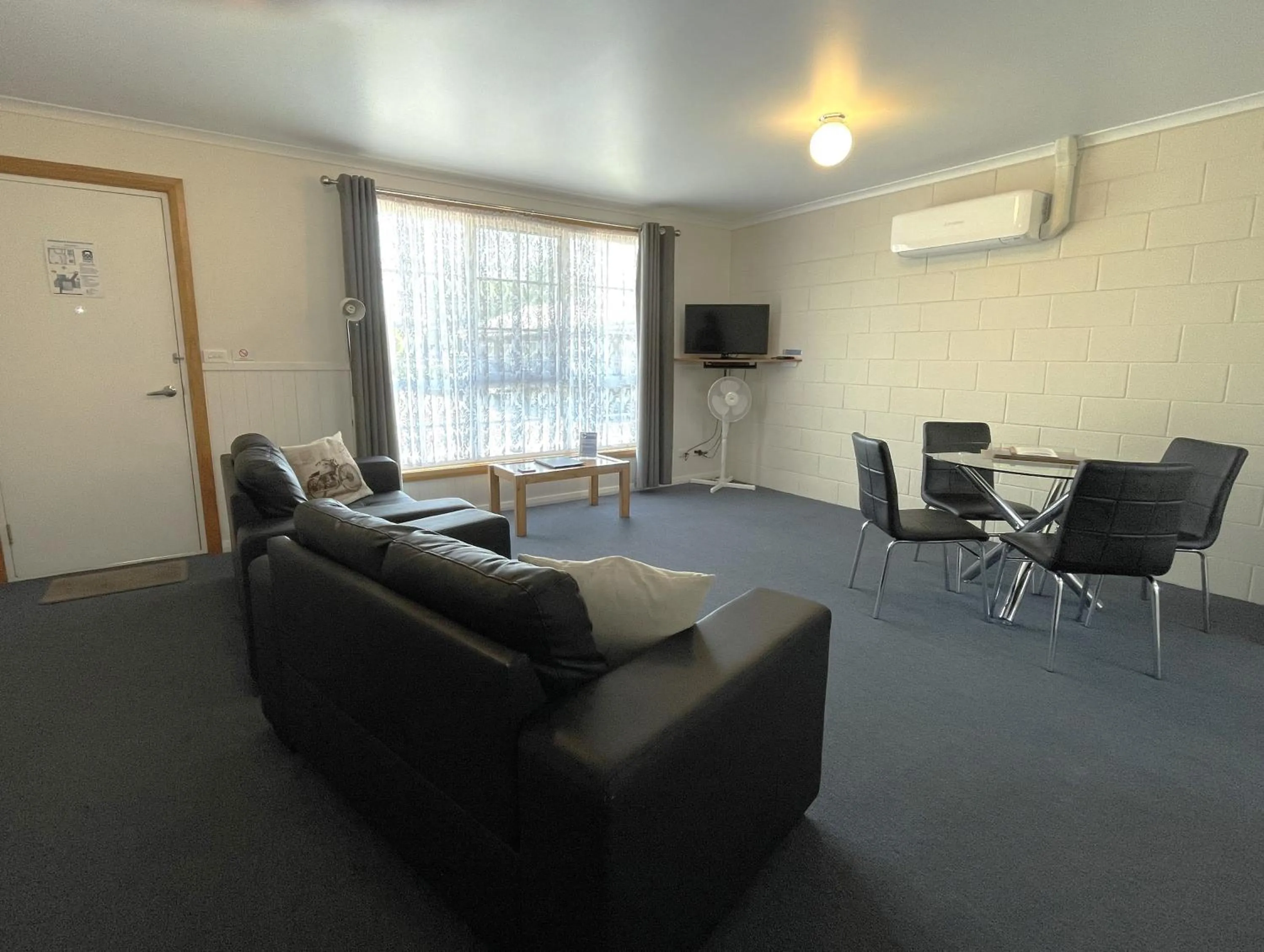 TV and multimedia in Castaway Holiday Apartments