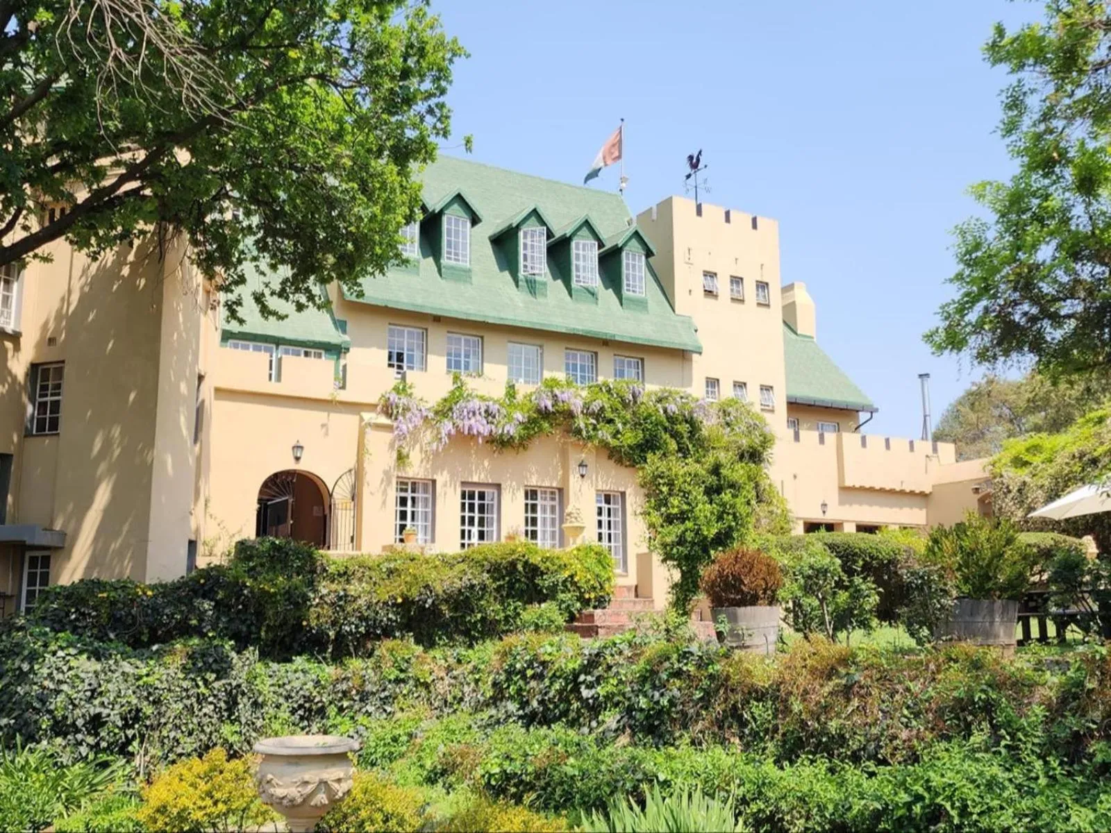 Facade/entrance in Chartwell Castle & Guest House