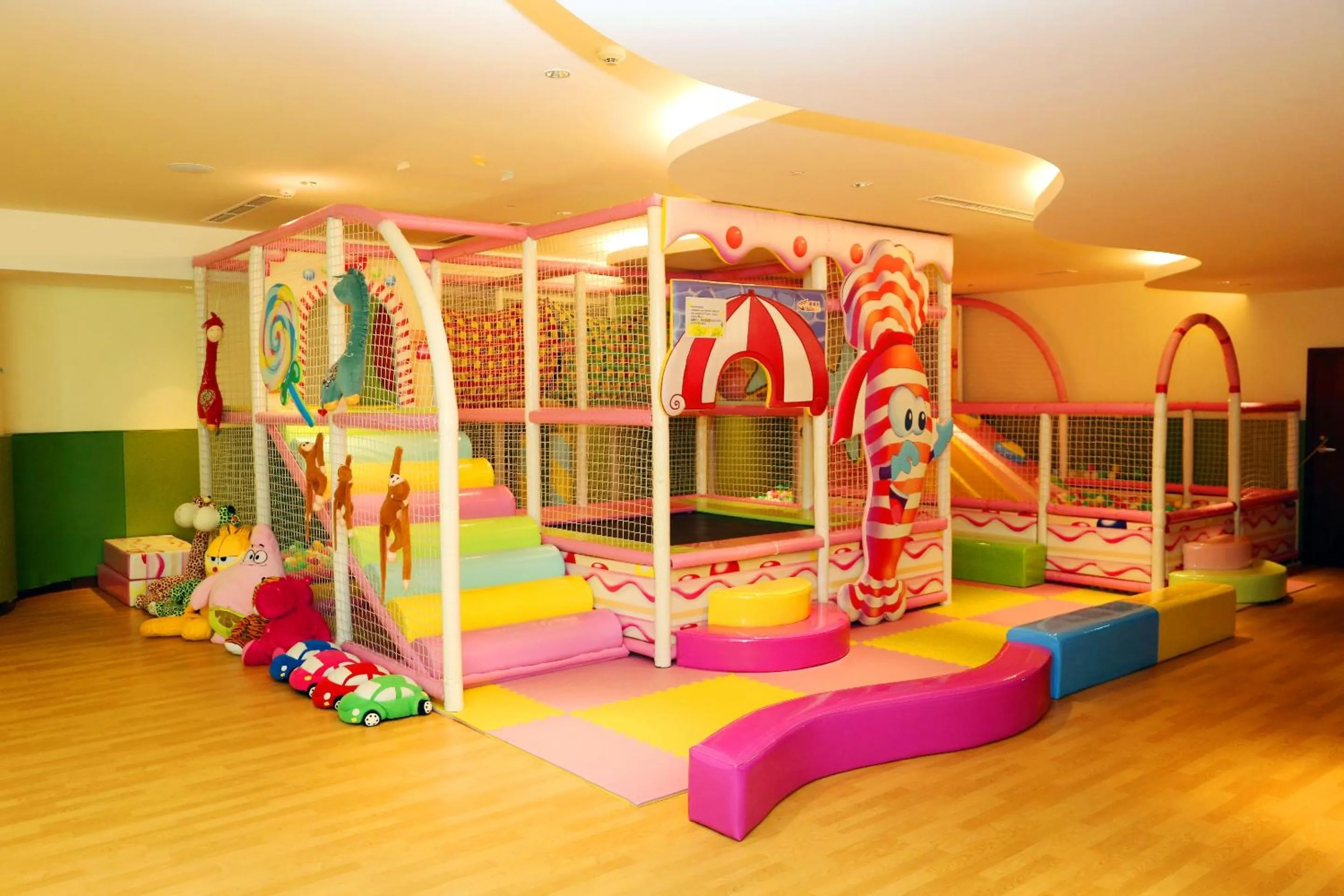 Children play ground, Bed in Sunrise Kempinski Hotel Beijing