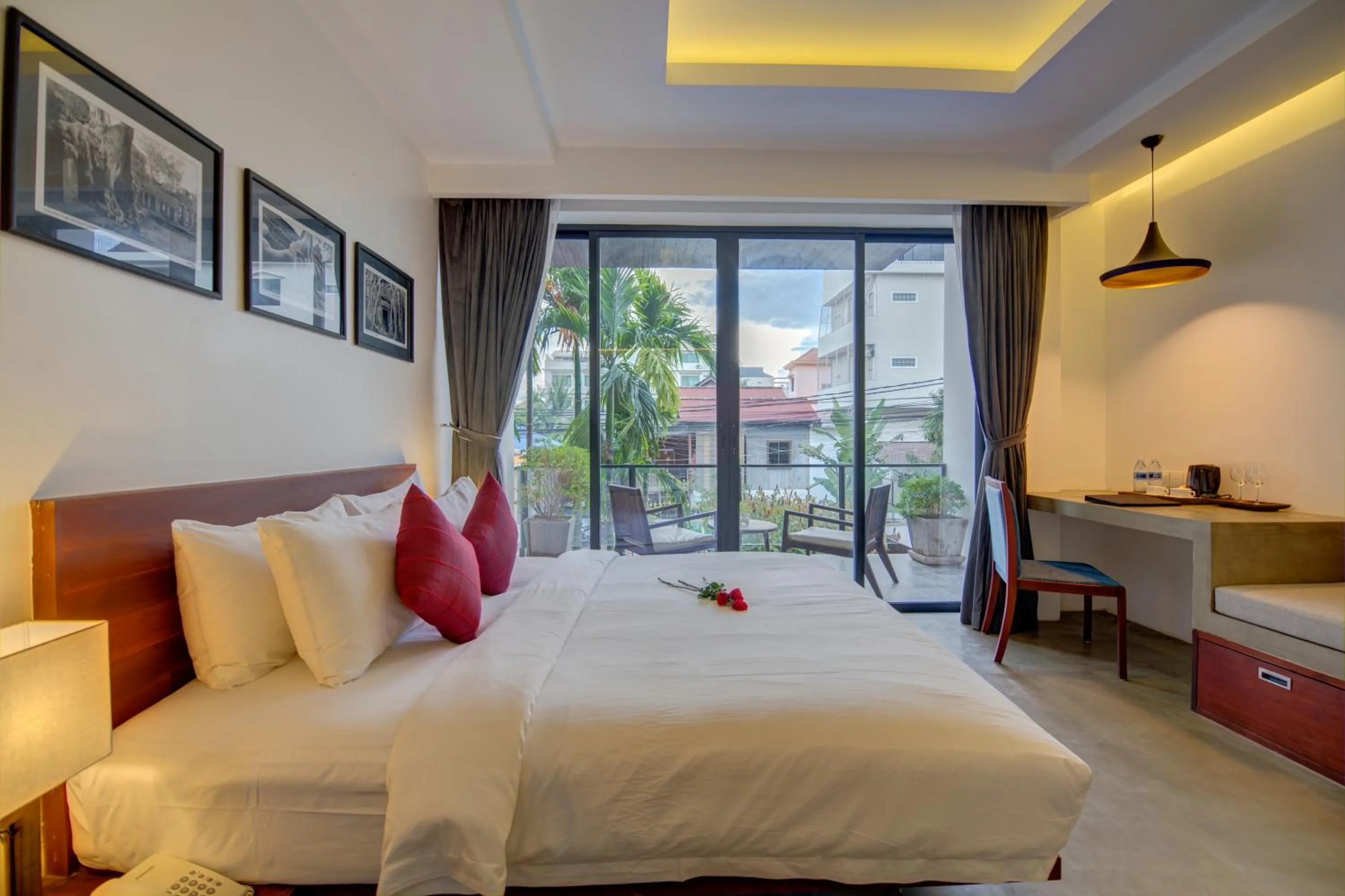 Balcony/Terrace, Bed in Solitaire Damnak Villa Hotel