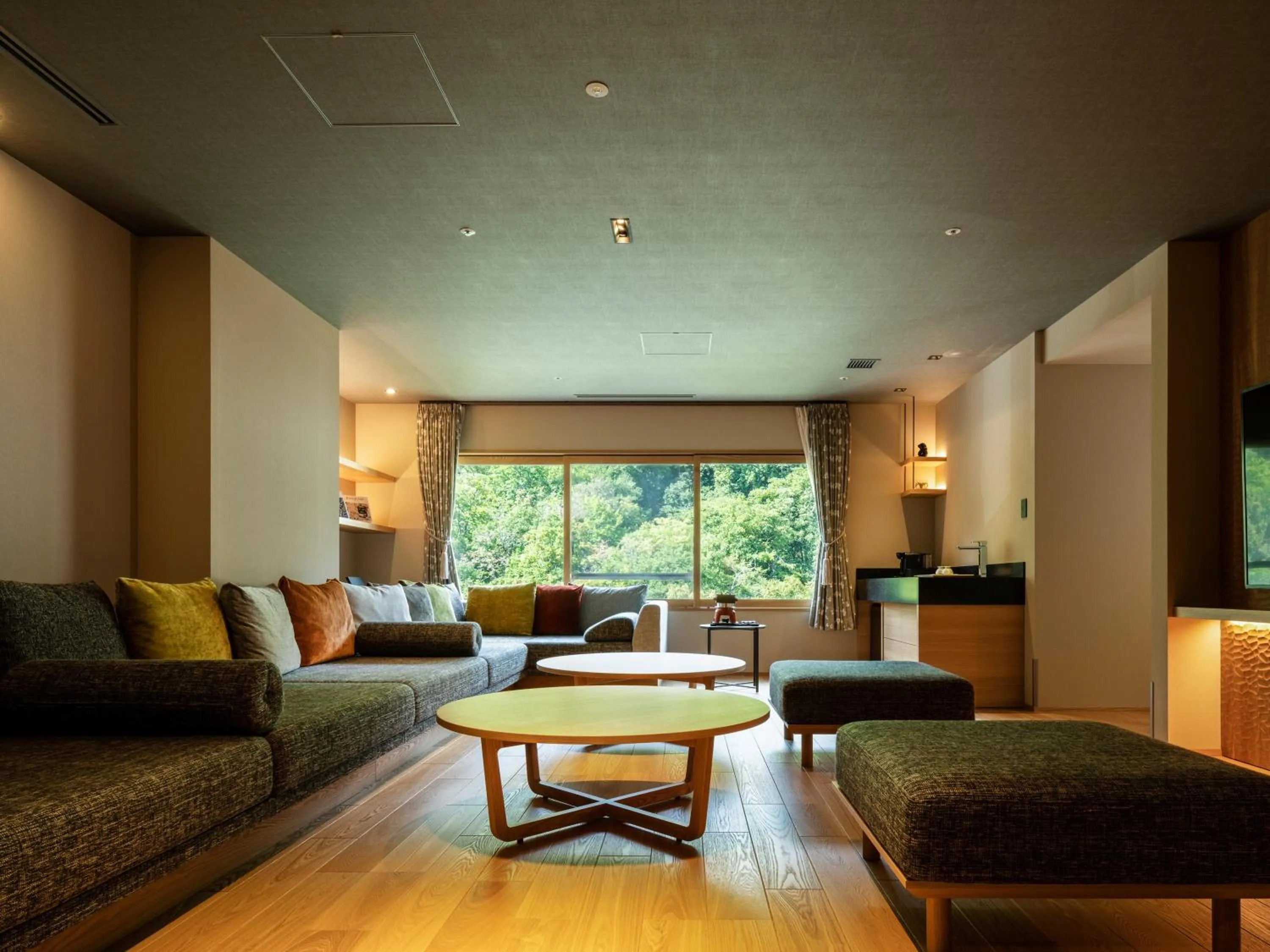 Photo of the whole room in HanaMOMIJI