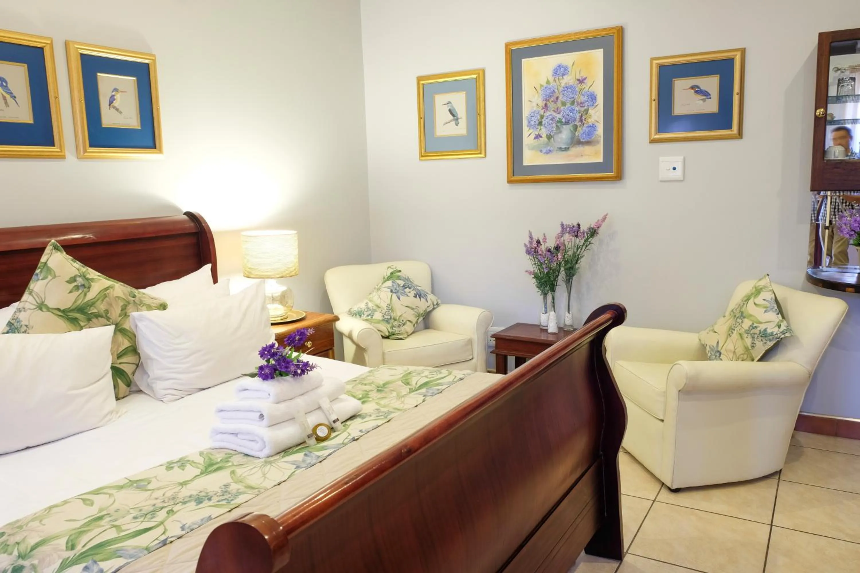 Garden view, Bed in Waterkloof Guest House