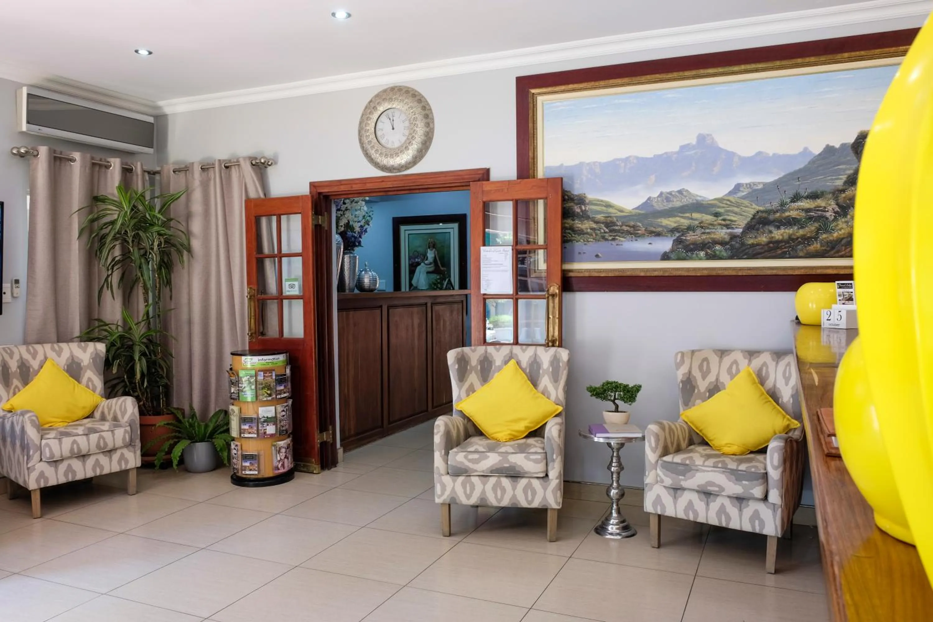 Communal lounge/ TV room in Waterkloof Guest House