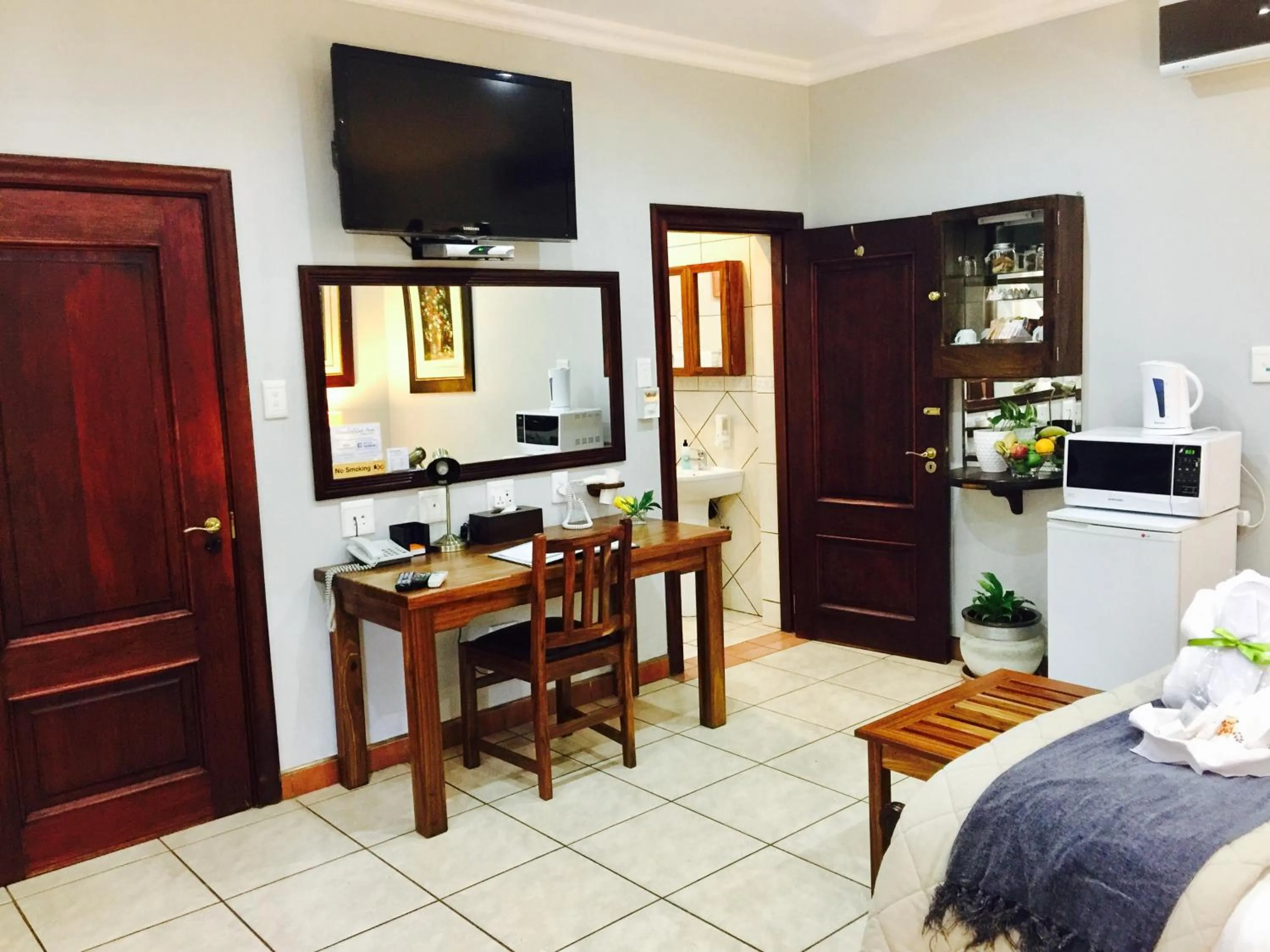 TV and multimedia in Waterkloof Guest House