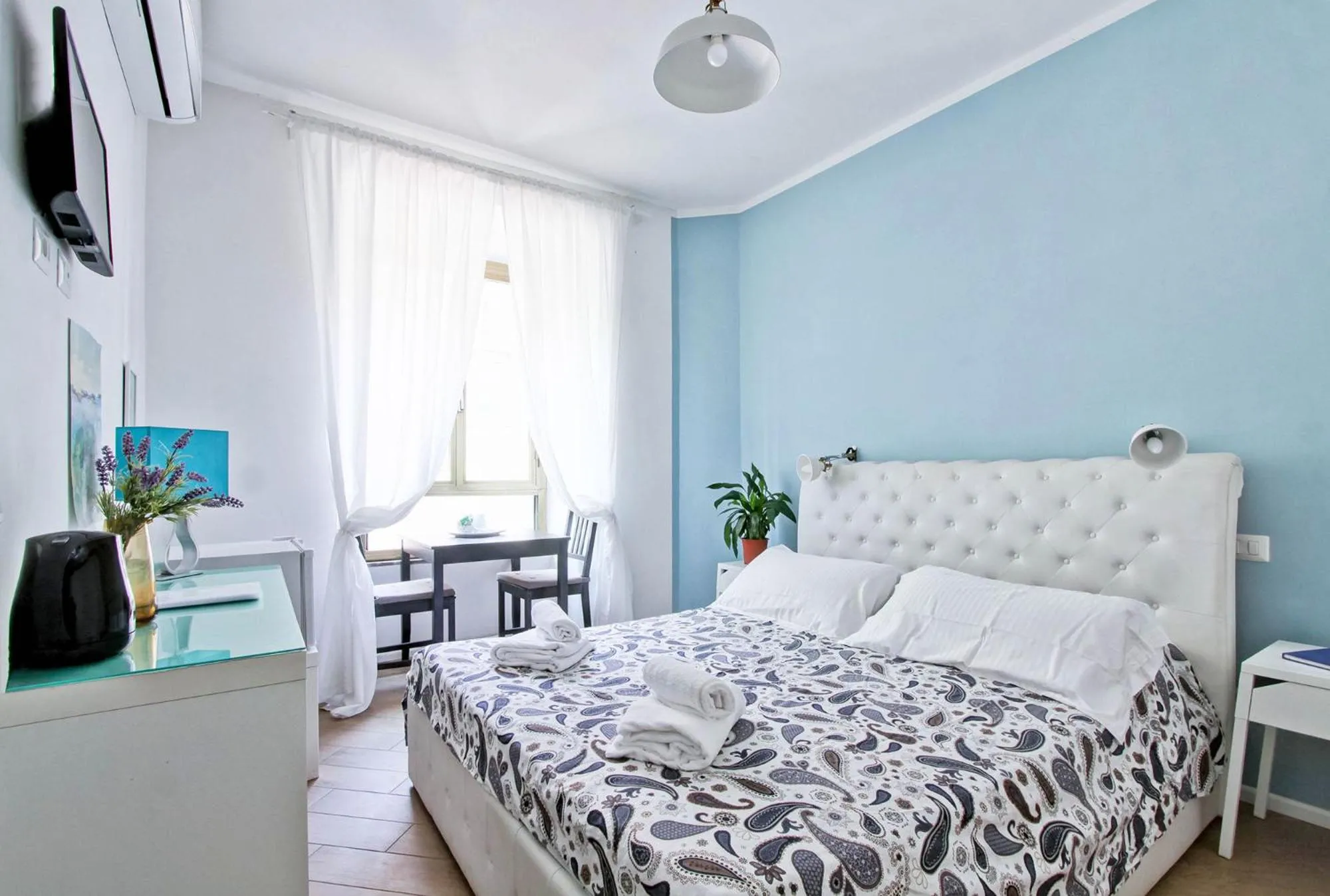 Photo of the whole room, Bed in Vatican Leone IV